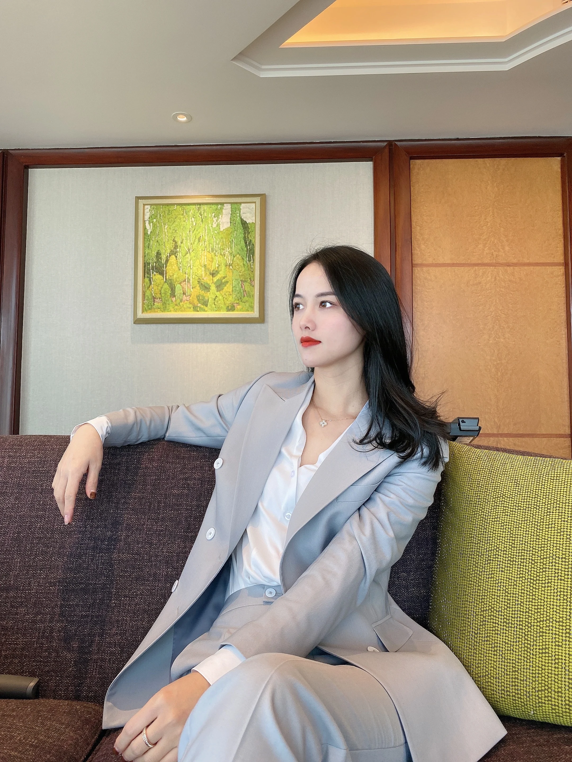 Женский костюм Slim Fit с двубортным пиджаком серебристого цвета, брюки 7/8, оригинальный дизайн, плоский воротник, длинный рукав, деловой стиль
Женский костюм Slim Fit с двубортным пиджаком серебристого цвета, брюки 7/8, оригинальный дизайн, плоский воротник, длинный рукав, деловой стиль