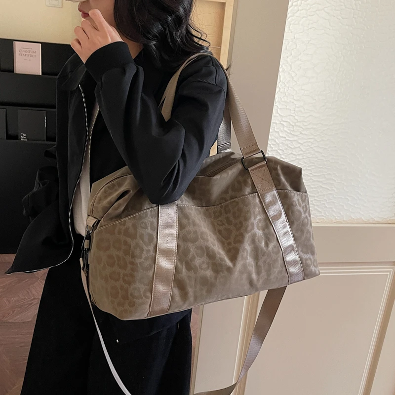 Leopard Print Duffle Bag Adjustable Strap Multi-Functional Large Capacity Casual Travel Daily Commute Fashion Handbag for Women
Leopard Print Duffle Bag Adjustable Strap Multi-Functional Large Capacity Casual Travel Daily Commute Fashion Handbag for Women