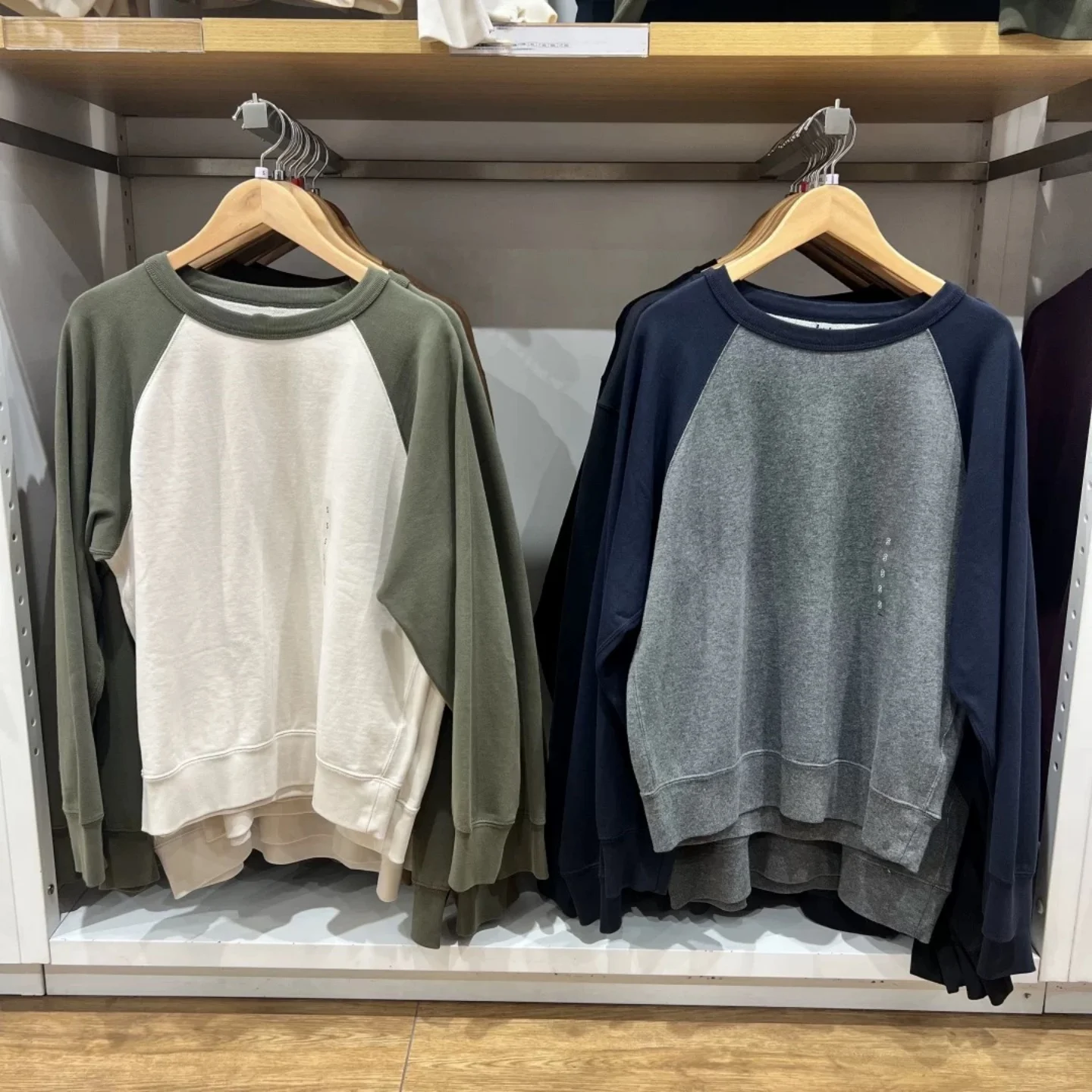 Couples Long Sleeve round Neck Sweatshirt Shoulder Insertion Sportswear Cotton Warm Loose Fit Chinese Brand URHMBMK 2025 Autu...
Couples Long Sleeve round Neck Sweatshirt Shoulder Insertion Sportswear Cotton Warm Loose Fit Chinese Brand URHMBMK 2025 Autu...