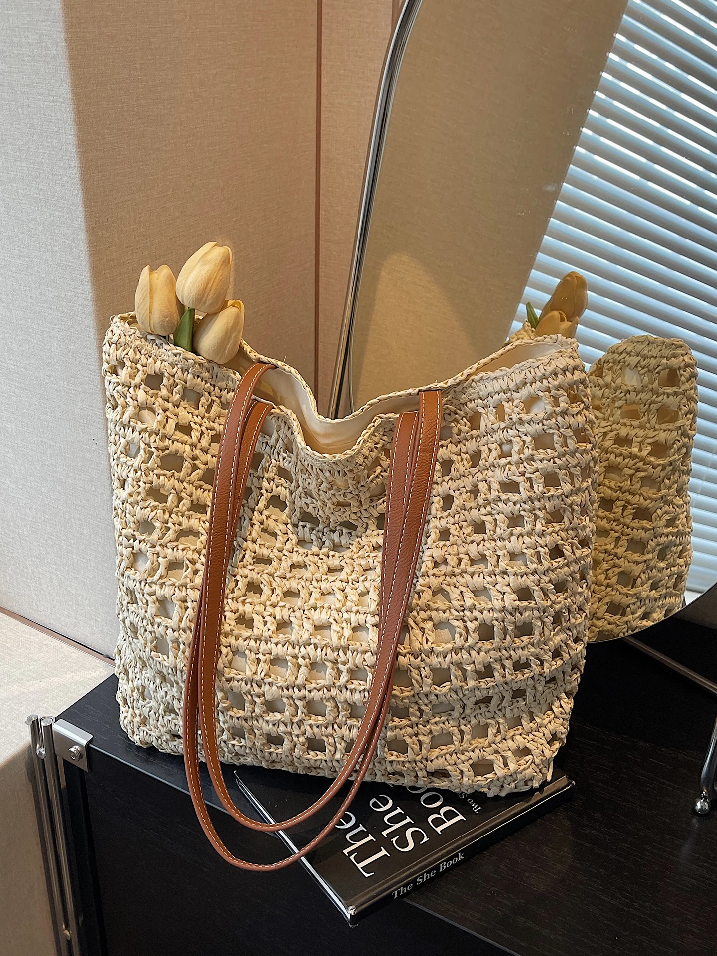 Handwoven Women's Shoulder Bag Large Capacity Spring Summer Straw Tote Bag Casual Simple Style Double Strap Zipper Closure
Handwoven Women's Shoulder Bag Large Capacity Spring Summer Straw Tote Bag Casual Simple Style Double Strap Zipper Closure