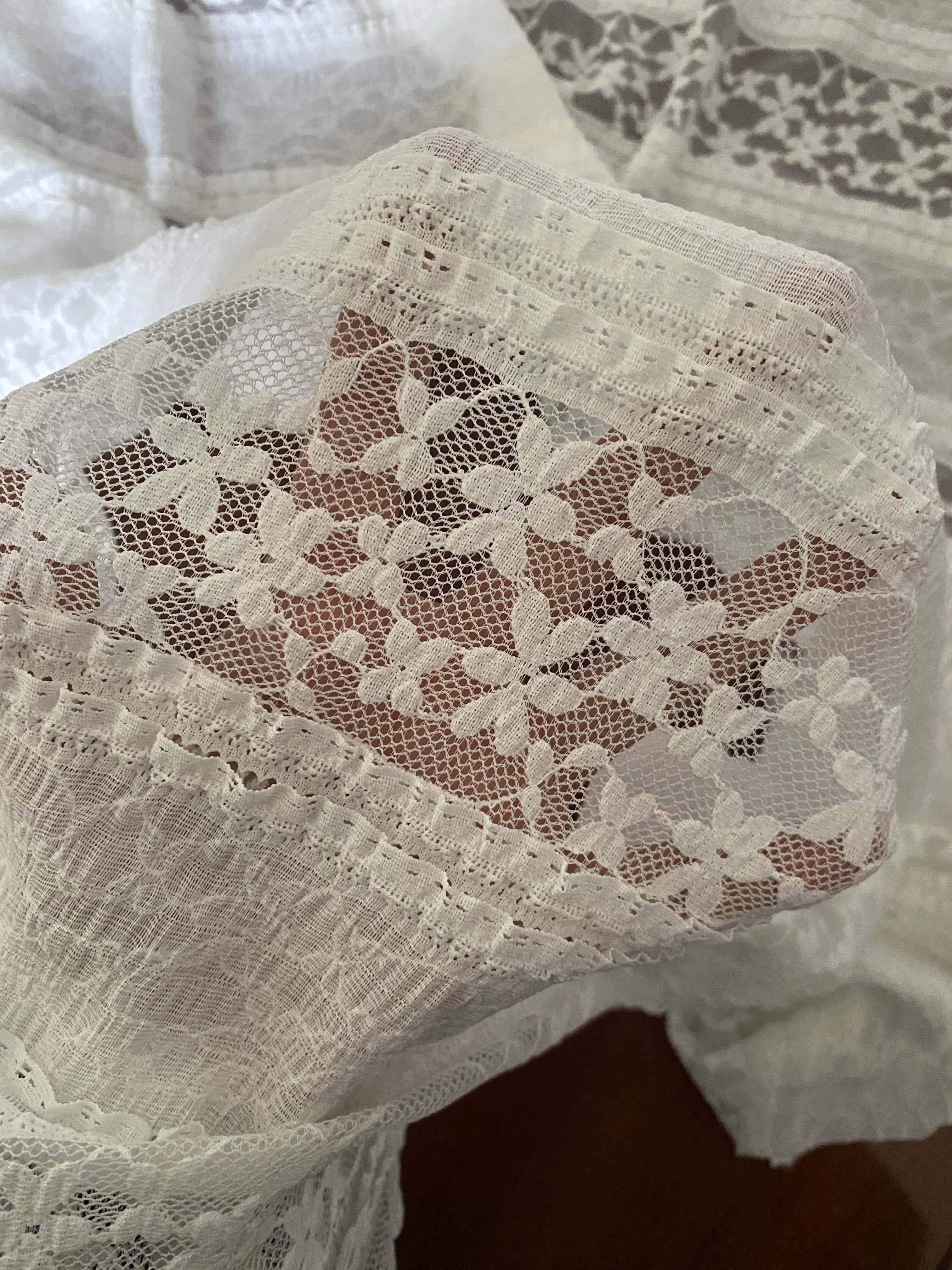 Новейшая 3D кружевная ткань с цветочной вышивкой и жаккардовой текстурой, сетчатая кружевная ткань для дизайнеров моды, домашнего декора
Новейшая 3D кружевная ткань с цветочной вышивкой и жаккардовой текстурой, сетчатая кружевная ткань для дизайнеров моды, домашнего декора