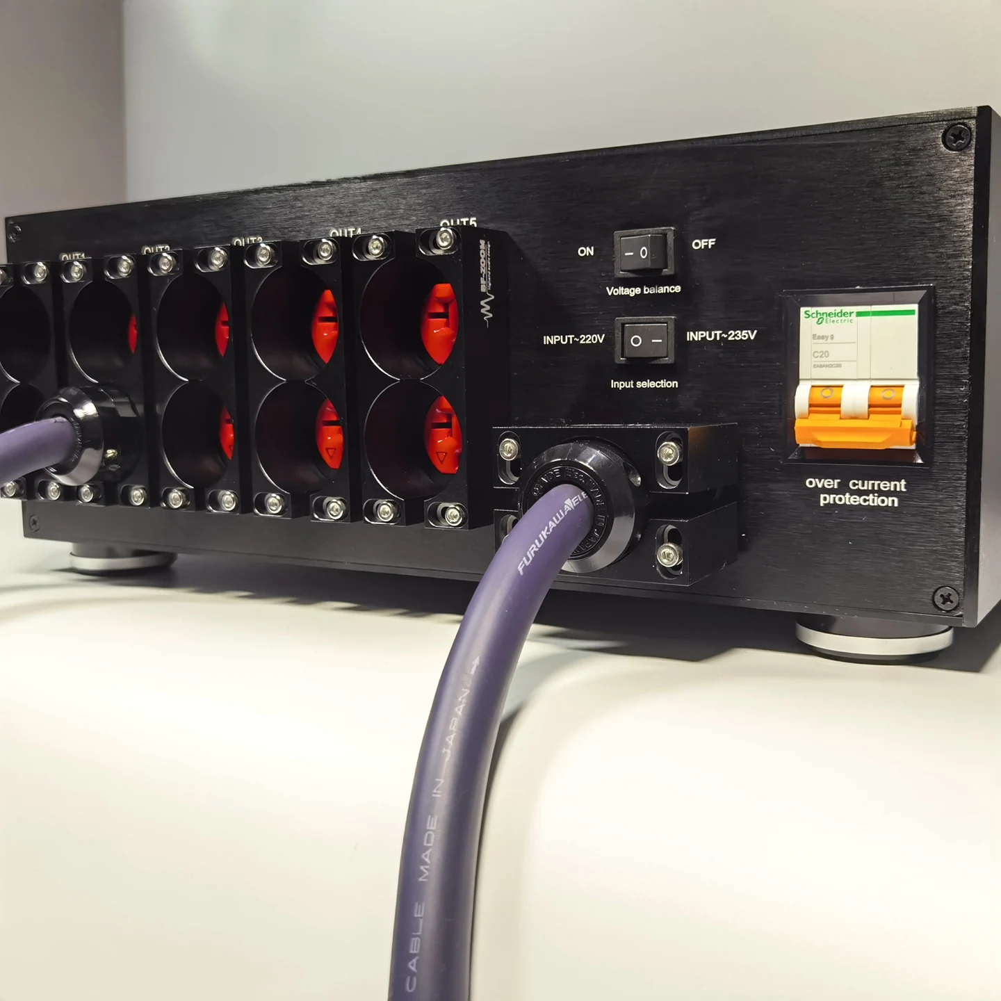 Очиститель мощности 220 В 110 В изолирующий трансформатор Hi-Fi аудио посвященный 3000 Вт4000 Вт
Очиститель мощности 220 В 110 В изолирующий трансформатор Hi-Fi аудио посвященный 3000 Вт4000 Вт