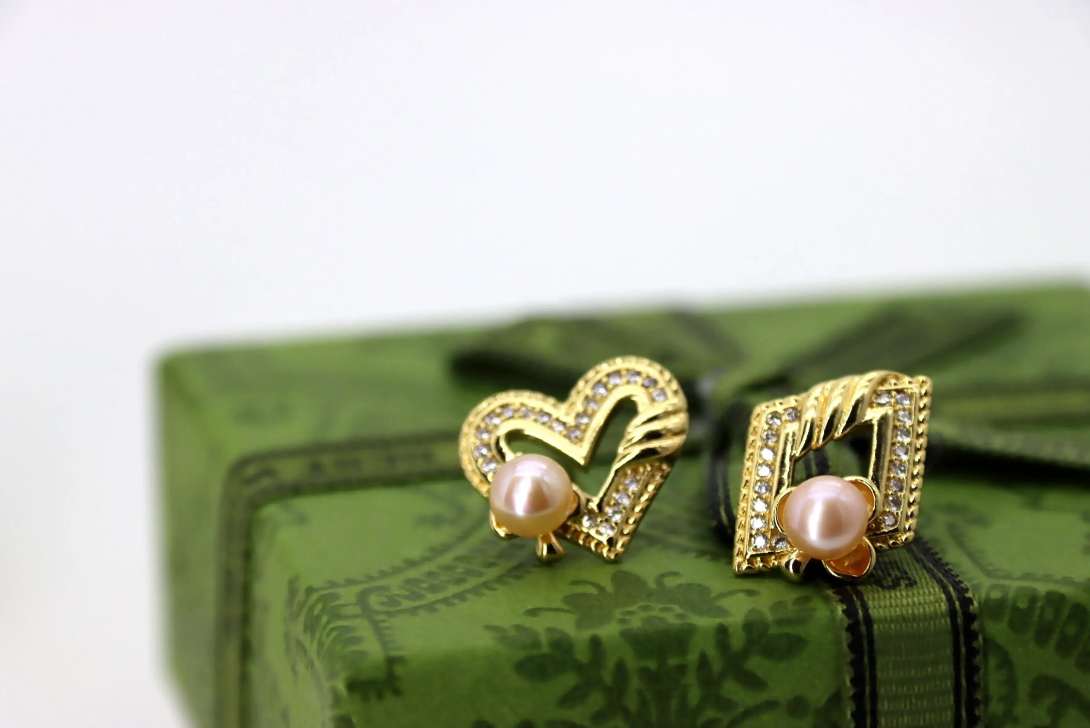 JUNYE Heart-shaped classic personalized earrings, perfect as gifts for wife, daughter, or friends, comes in a gift box.
JUNYE Heart-shaped classic personalized earrings, perfect as gifts for wife, daughter, or friends, comes in a gift box.