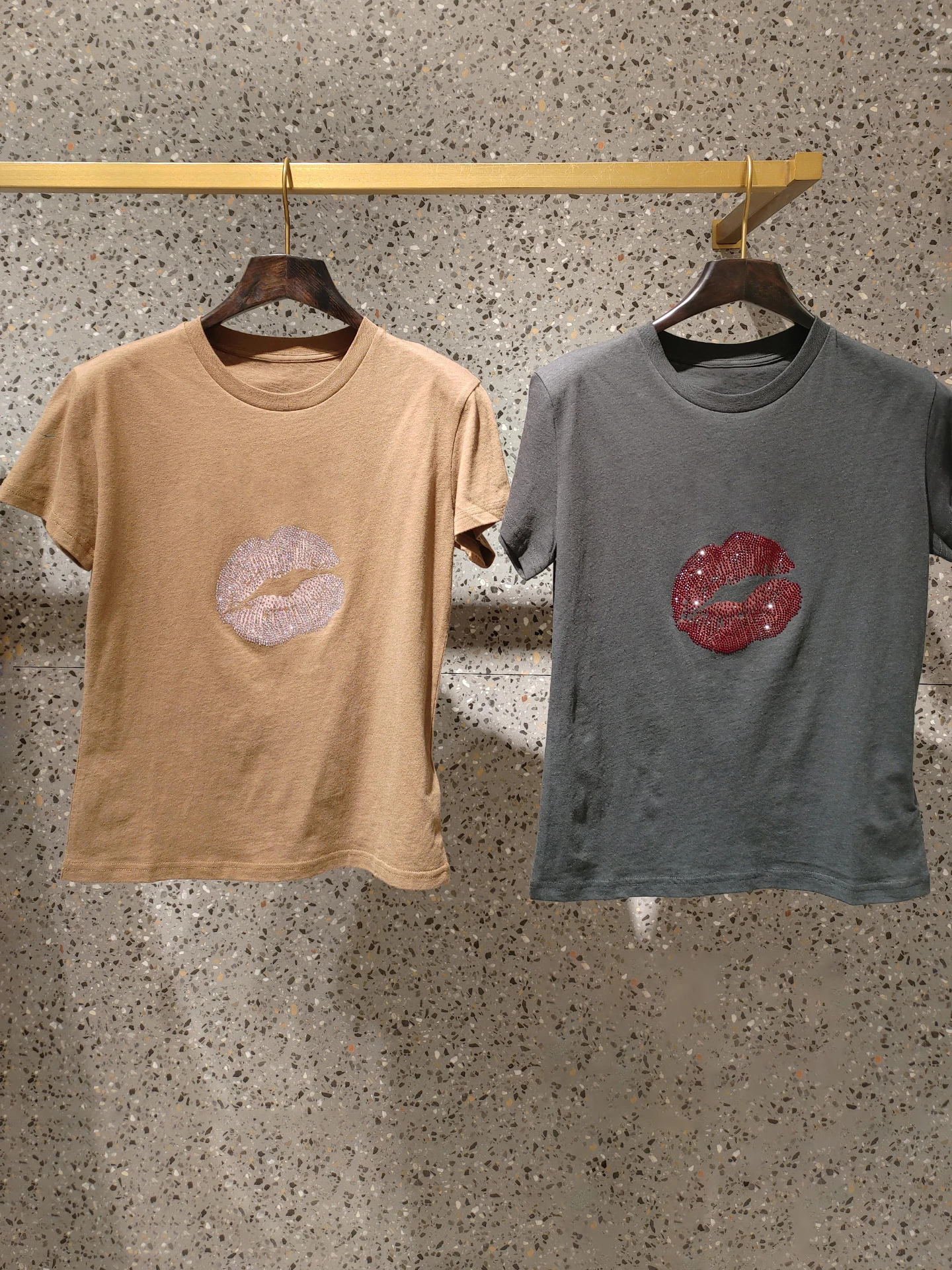 Casual Versatile Pure Cotton T-Shirt Glitter Lip Print Commute Style Short Sleeve round Neck Top for Ladies Spring 2026
Casual Versatile Pure Cotton T-Shirt Glitter Lip Print Commute Style Short Sleeve round Neck Top for Ladies Spring 2026
