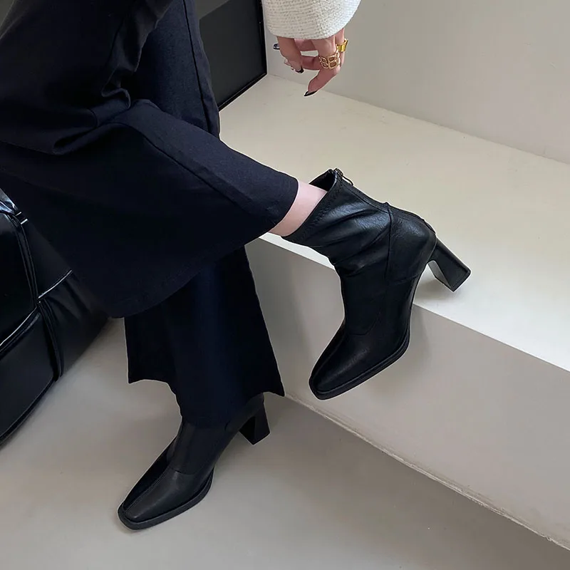 Модные женские эластичные короткие ботинки на молнии на каблуке 6 см. Обувь с квадратным носком. Женские современные ботинки до щиколотки. Женские туфли-лодочки.
Модные женские эластичные короткие ботинки на молнии на каблуке 6 см. Обувь с квадратным носком. Женские современные ботинки до щиколотки. Женские туфли-лодочки.