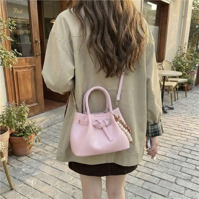 2026 New Commuter High-end Bag Women's Fashionable and Exquisite Work Small Bag Single Shoulder Crossbody Bucket Bag
2026 New Commuter High-end Bag Women's Fashionable and Exquisite Work Small Bag Single Shoulder Crossbody Bucket Bag