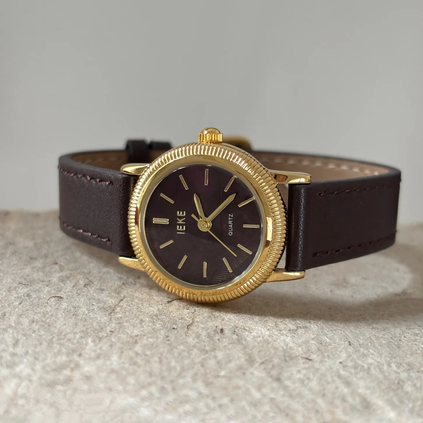 Autumn/Winter Brown Round Women's Watch, Minimalist Style, High-End Quartz Watch for Students, Women's Fine Wristwatch
Autumn/Winter Brown Round Women's Watch, Minimalist Style, High-End Quartz Watch for Students, Women's Fine Wristwatch