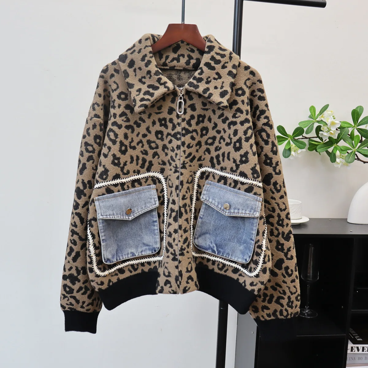 Women Denim Splice Leopard Coats Patchwork Jackets Turn Down Collar Zipper Loose Fit Casual Office Lady Street Wear 2025 Autumn
Women Denim Splice Leopard Coats Patchwork Jackets Turn Down Collar Zipper Loose Fit Casual Office Lady Street Wear 2025 Autumn