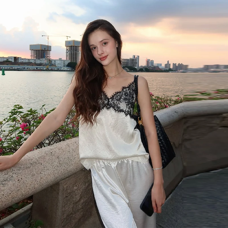 Y2k Edgy Camisole Top Satin Lace Trim V-neck Sexy Women Tops Sleeveless Street Style Chic Female Trendy Fashion Elegant Outfits
Y2k Edgy Camisole Top Satin Lace Trim V-neck Sexy Women Tops Sleeveless Street Style Chic Female Trendy Fashion Elegant Outfits