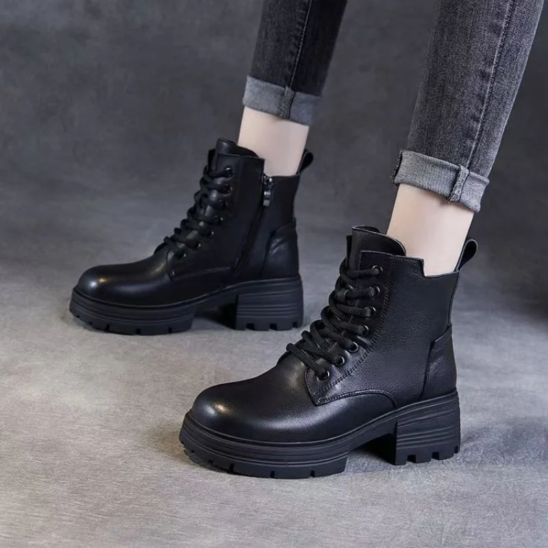 Женские ботинки для верховой езды из мягкой кожи в британском стиле на осень/зиму — черные ботинки на массивном каблуке, теплые ботинки на плюшевой подкладке с боковой молнией
Женские ботинки для верховой езды из мягкой кожи в британском стиле на осень/зиму — черные ботинки на массивном каблуке, теплые ботинки на плюшевой подкладке с боковой молнией