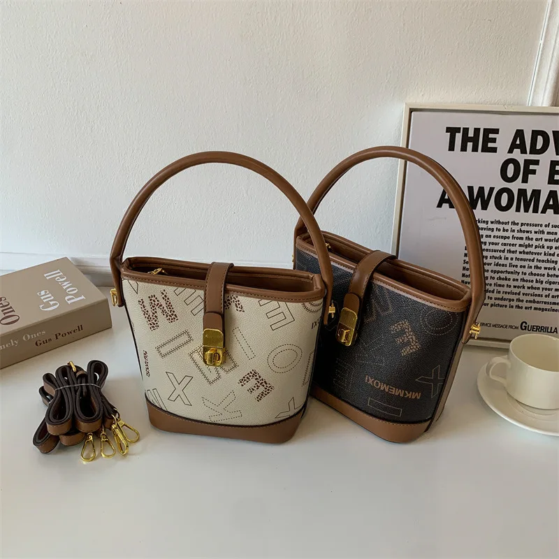 New High-texture Bag for Women A Light-luxury Retro Handbag, A Casual and Fashionable Single-shoulder and Crossbody Bucket Bag.
New High-texture Bag for Women A Light-luxury Retro Handbag, A Casual and Fashionable Single-shoulder and Crossbody Bucket Bag.