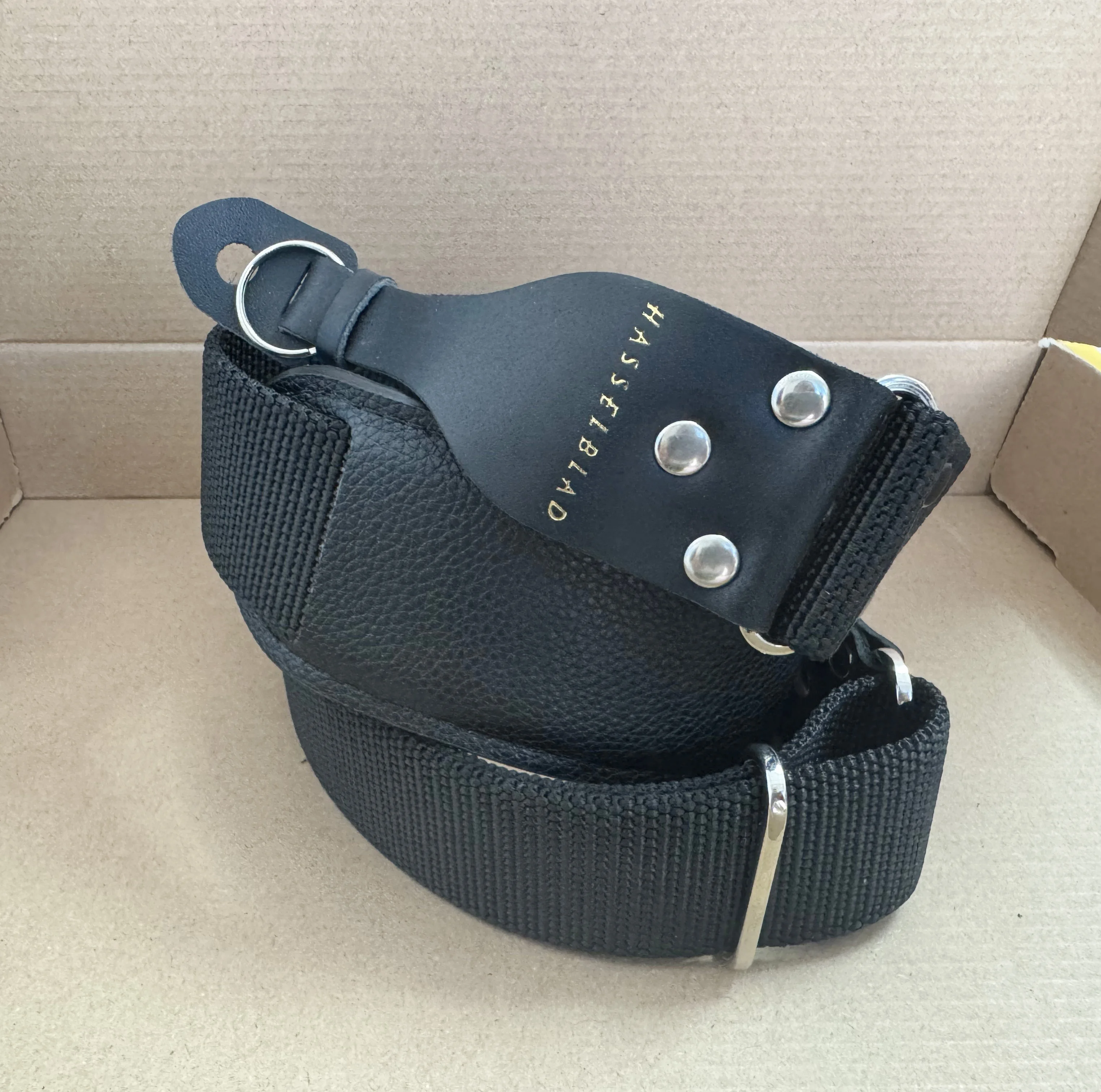 Nylon Neck Shoulder Strap for Hasselblad X1D H6D H2 H2 907X 50C Adjustable + PAD
Nylon Neck Shoulder Strap for Hasselblad X1D H6D H2 H2 907X 50C Adjustable + PAD