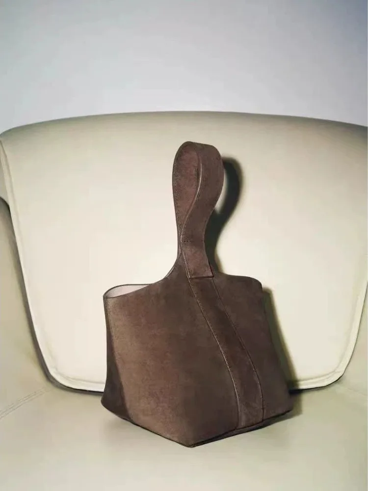 Z Home Women's Bag 2026 Spring Summer New Retro Minimalist Style Suede Handbag High-End Feeling Vegetable Basket Bag
Z Home Women's Bag 2026 Spring Summer New Retro Minimalist Style Suede Handbag High-End Feeling Vegetable Basket Bag