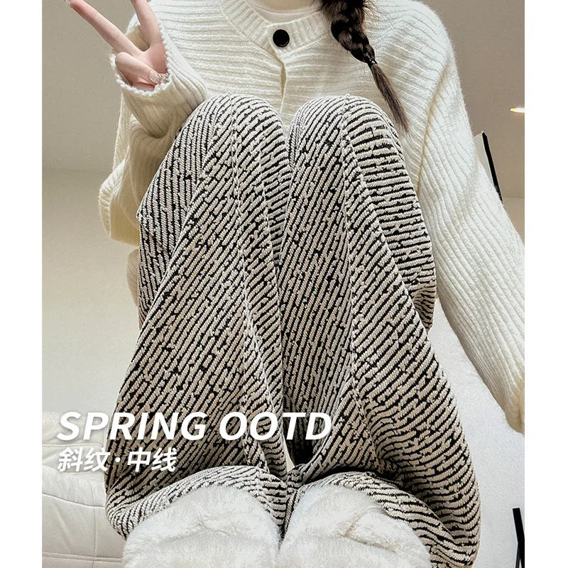 Широкие брюки из синели средней линии для женщин, новые весенне-осенние драпированные прямые брюки с высокой талией, широкие саржевые брюки ленивого стиля
Широкие брюки из синели средней линии для женщин, новые весенне-осенние драпированные прямые брюки с высокой талией, широкие саржевые брюки ленивого стиля