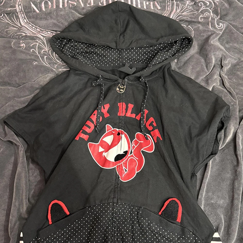 Street Wear Cartoon Printed Casual Hooded T-Shirt Harajuku Polka Dot Patch Striped Top Y2K Aesthetic Garbage Zipper T-Shirt Top
Street Wear Cartoon Printed Casual Hooded T-Shirt Harajuku Polka Dot Patch Striped Top Y2K Aesthetic Garbage Zipper T-Shirt Top