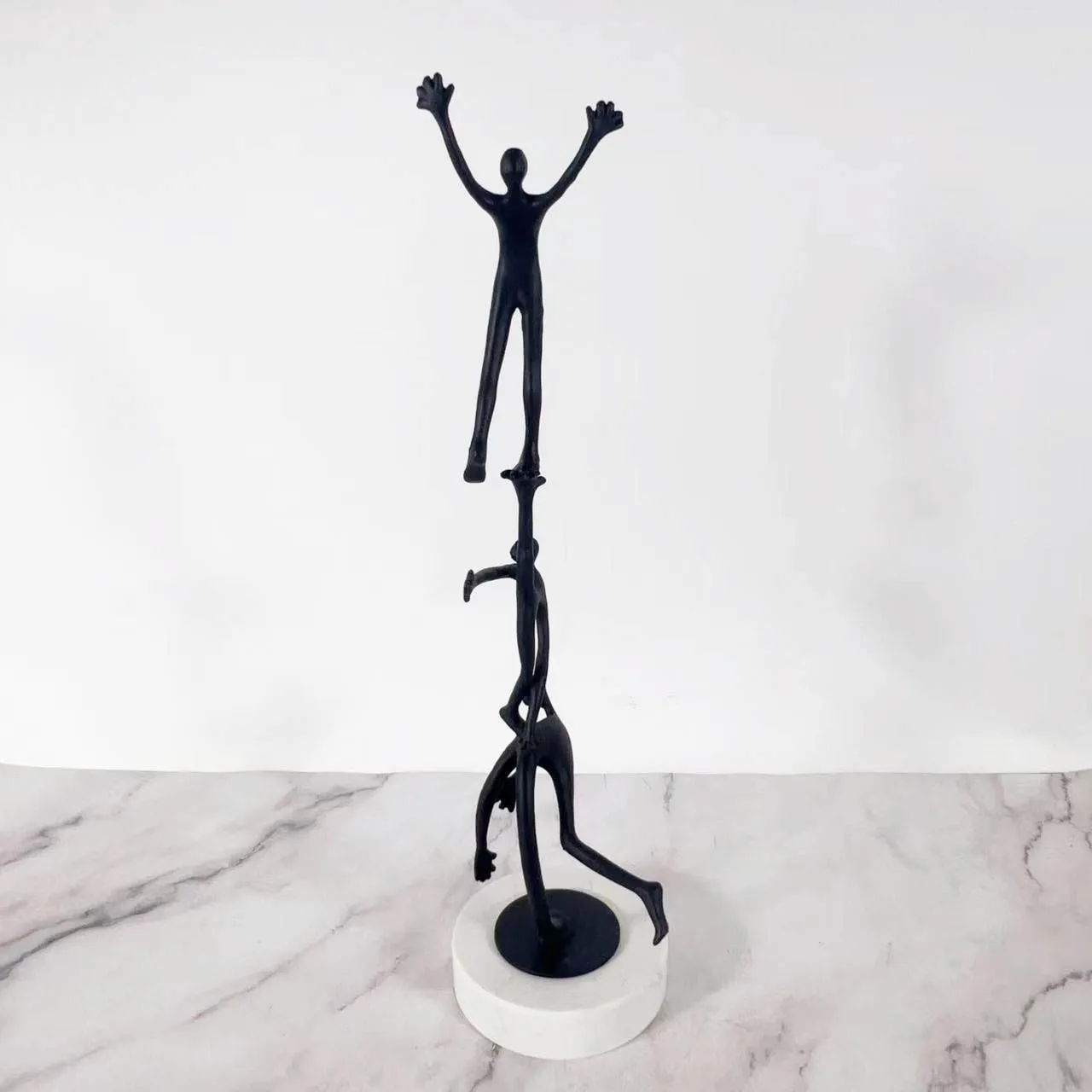 Modern simple creative metal figure gymnastics sculpture decoration office study living room desktop decoration 
Modern simple creative metal figure gymnastics sculpture decoration office study living room desktop decoration