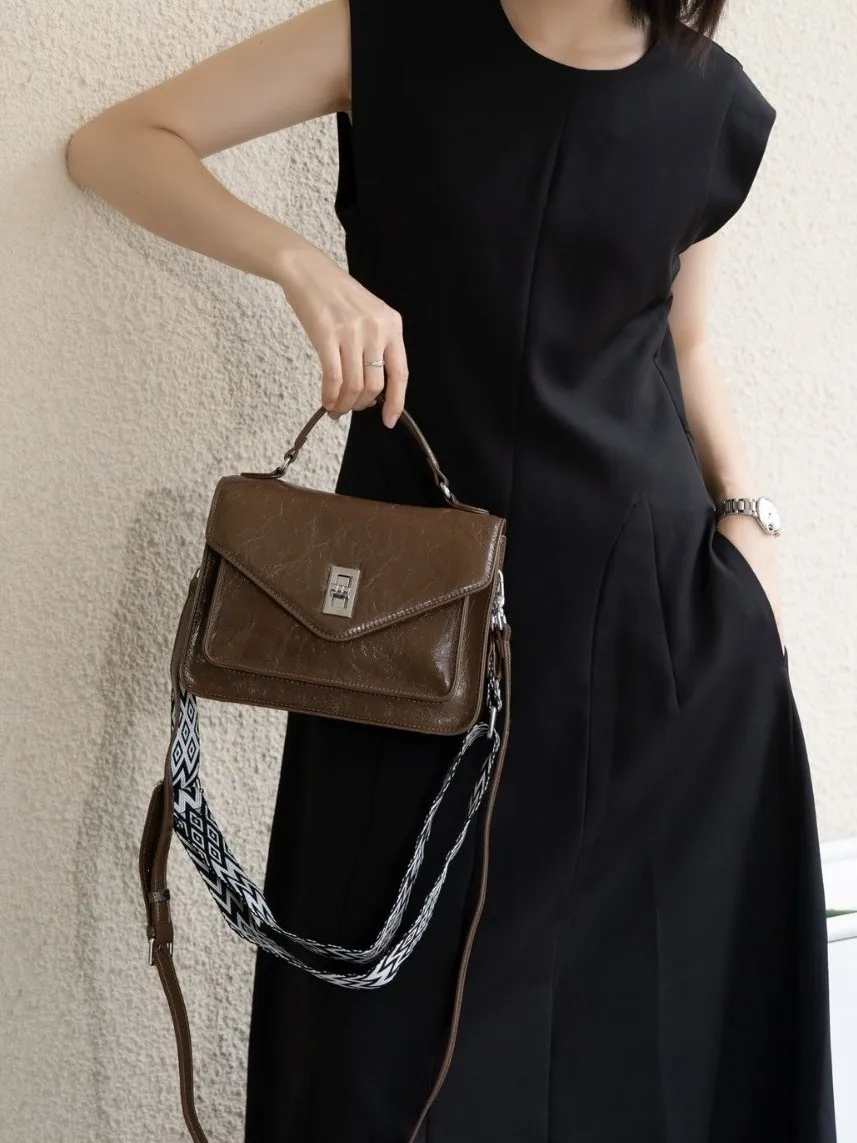 Женская сумка из натуральной кожи в стиле ретро, модная сумка-седло, маленькая квадратная сумка из воловьей кожи высшего качества, сумка через плечо для женщин
Женская сумка из натуральной кожи в стиле ретро, модная сумка-седло, маленькая квадратная сумка из воловьей кожи высшего качества, сумка через плечо для женщин