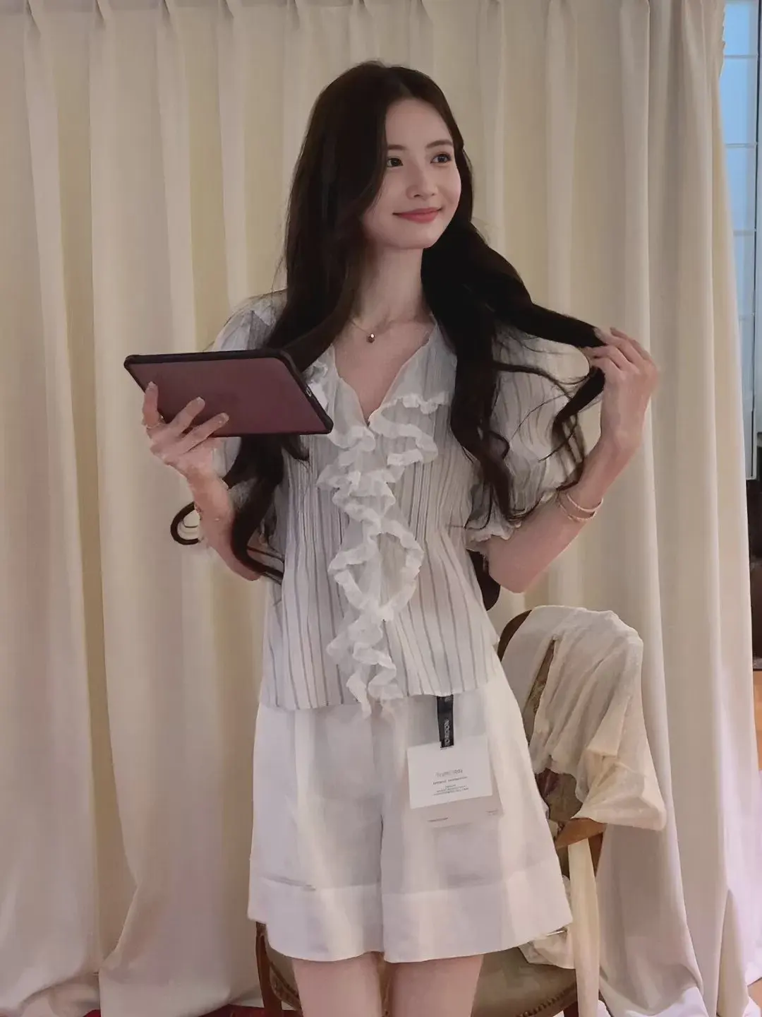 Korean Gentle Style Splice Lace Trim Bubble Sleeve Shirt Women Summer Loose Loose Slim Sweet Top V-neck Citywalk Suit
Korean Gentle Style Splice Lace Trim Bubble Sleeve Shirt Women Summer Loose Loose Slim Sweet Top V-neck Citywalk Suit