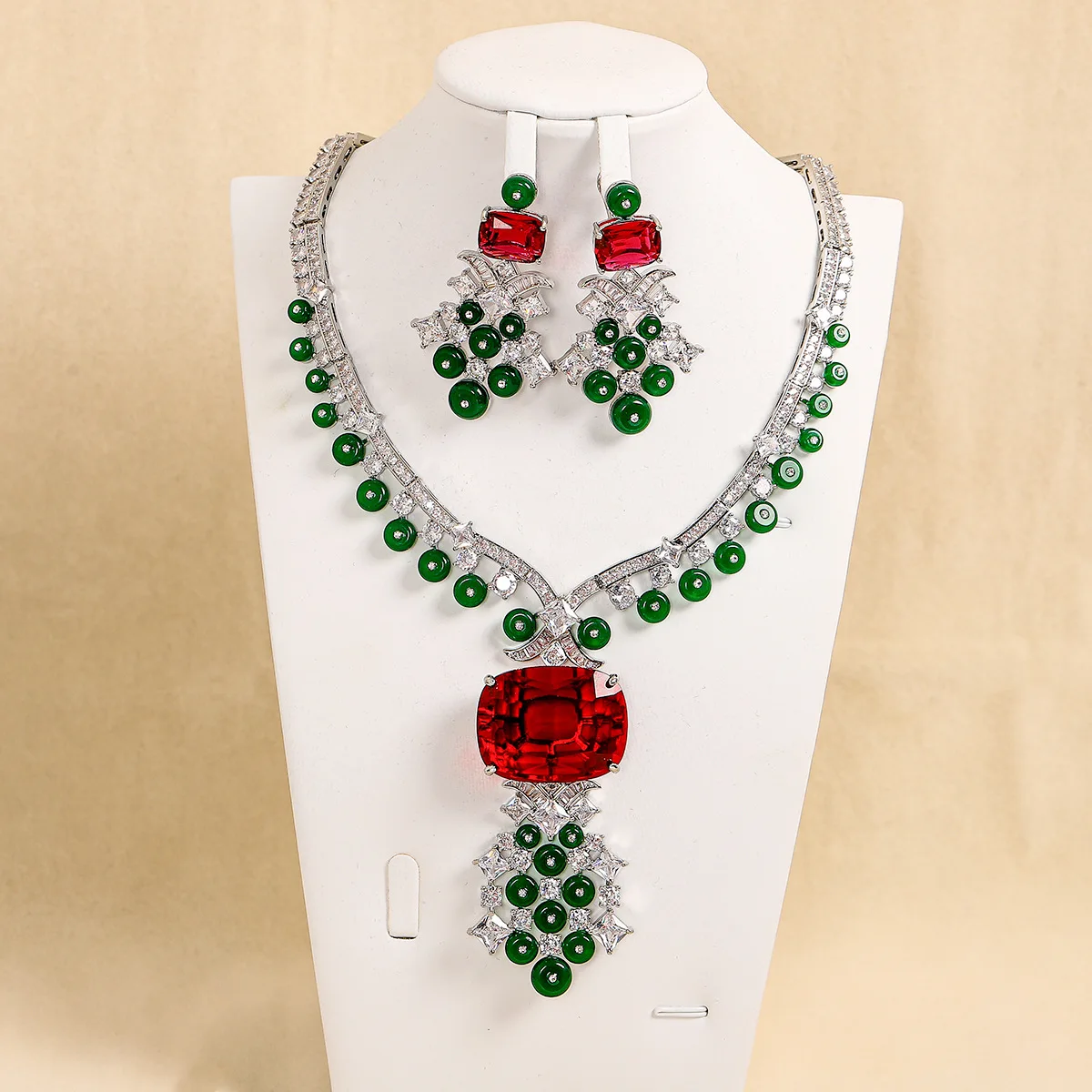 High Quality Silver Tone Luxury Design Red Green Gemstone and Zircon Inlaid Jewelry Set Necklace Earrings for Wedding Banquet
High Quality Silver Tone Luxury Design Red Green Gemstone and Zircon Inlaid Jewelry Set Necklace Earrings for Wedding Banquet