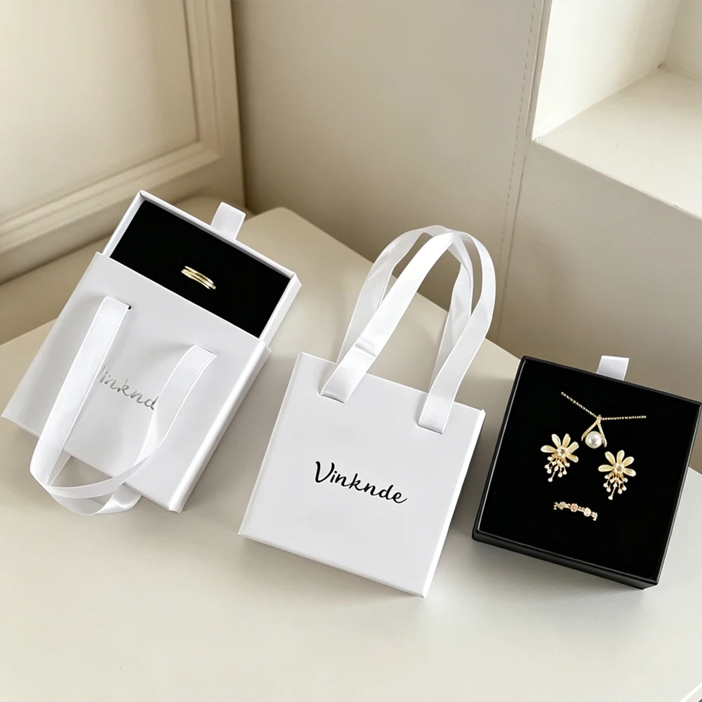 Custom Logo White Luxury Small Sliding Drawer Gift Perfume Paper Shopping Bag For Jewelry Bracelet Box With Satin Ribbon Handle
Custom Logo White Luxury Small Sliding Drawer Gift Perfume Paper Shopping Bag For Jewelry Bracelet Box With Satin Ribbon Handle