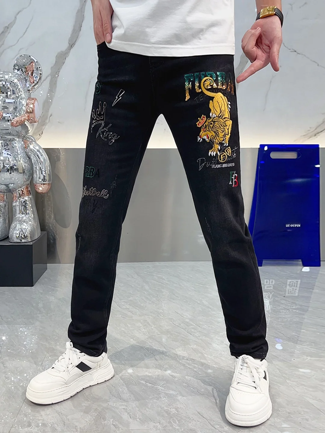 Faionable Tiger Embroidery Men's Slim Fit Jeans High Waist hine Embroidery Waed Denim Breathable Comfortable Soft Stretch
Faionable Tiger Embroidery Men's Slim Fit Jeans High Waist hine Embroidery Waed Denim Breathable Comfortable Soft Stretch