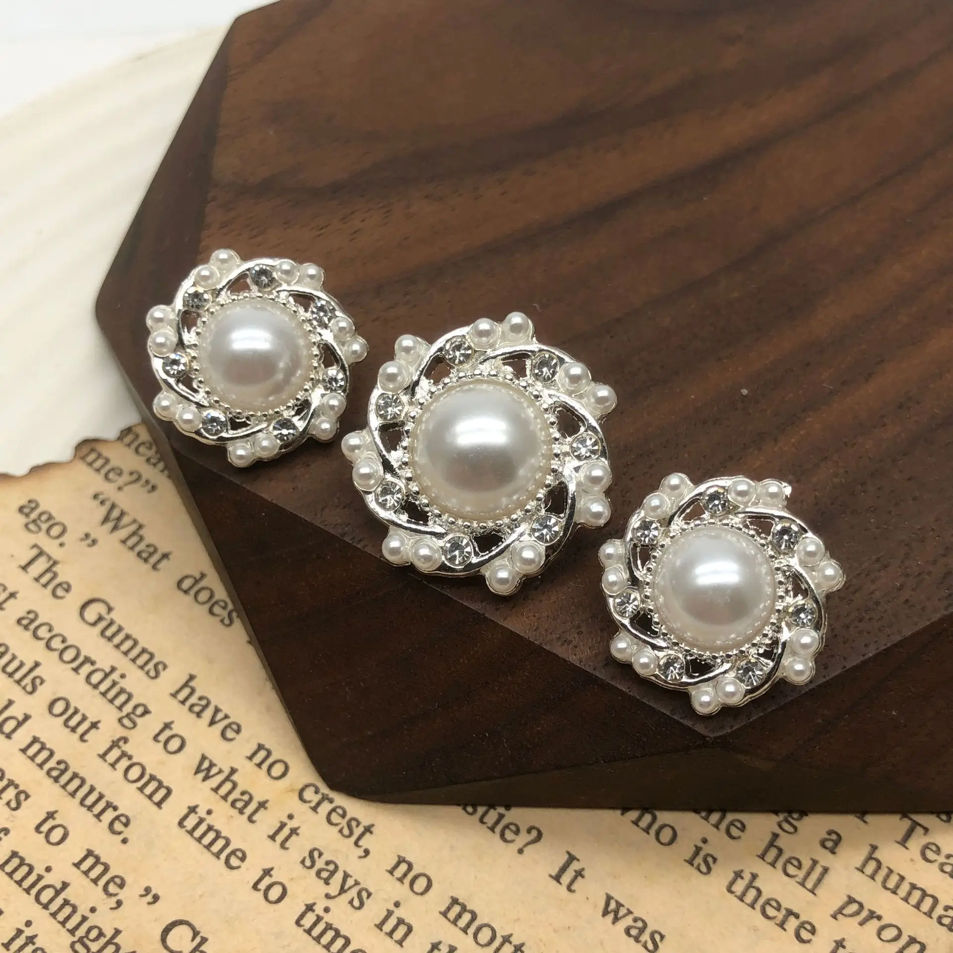 50 шт. пуговиц с бриллиантовой огранкой и жемчугом, ажурные, для свитера, пальто, кашемирового кардигана, воротника, рукава, с кристаллами и стразами
50 шт. пуговиц с бриллиантовой огранкой и жемчугом, ажурные, для свитера, пальто, кашемирового кардигана, воротника, рукава, с кристаллами и стразами