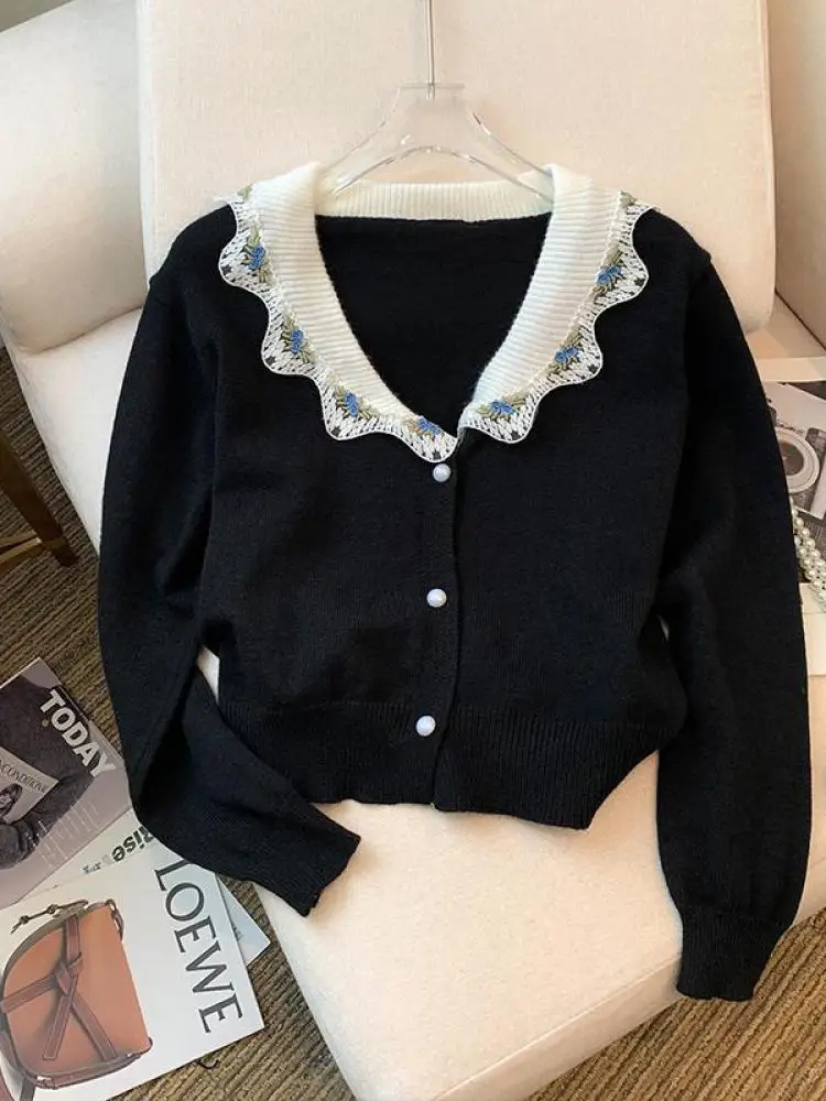 Vintage Women New Black Blue Embroidered Patchwork V Neck Long Sleeve Sweater Autumn Winter Versatile Short Knitted Tops Popular
Vintage Women New Black Blue Embroidered Patchwork V Neck Long Sleeve Sweater Autumn Winter Versatile Short Knitted Tops Popular