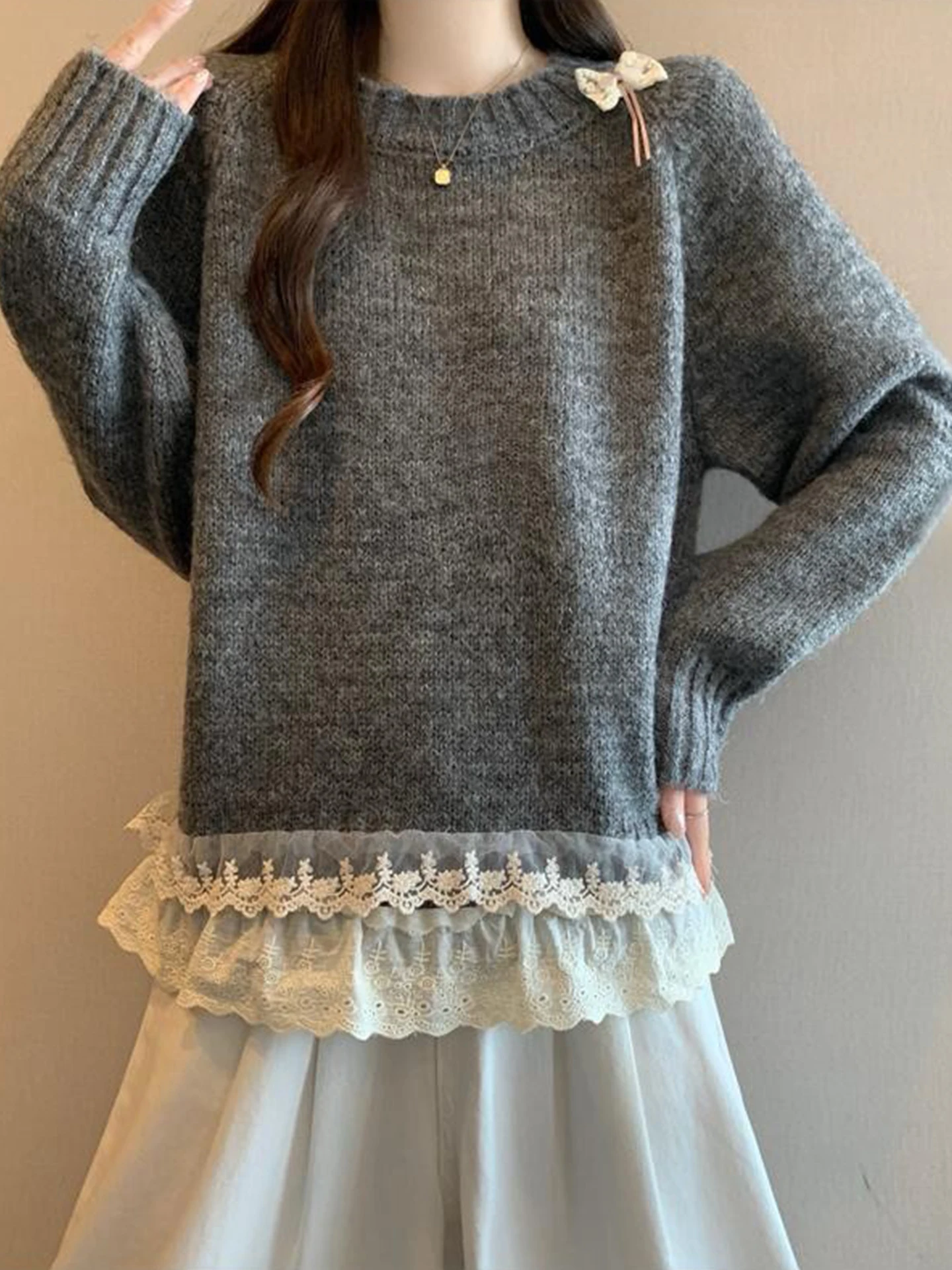 Уникальный красивый вязаный свитер с декоративными вставками для женщин, осенне-зимний, больших размеров, элегантный дизайн, стильный топ для повседневной носки.
Уникальный красивый вязаный свитер с декоративными вставками для женщин, осенне-зимний, больших размеров, элегантный дизайн, стильный топ для повседневной носки.