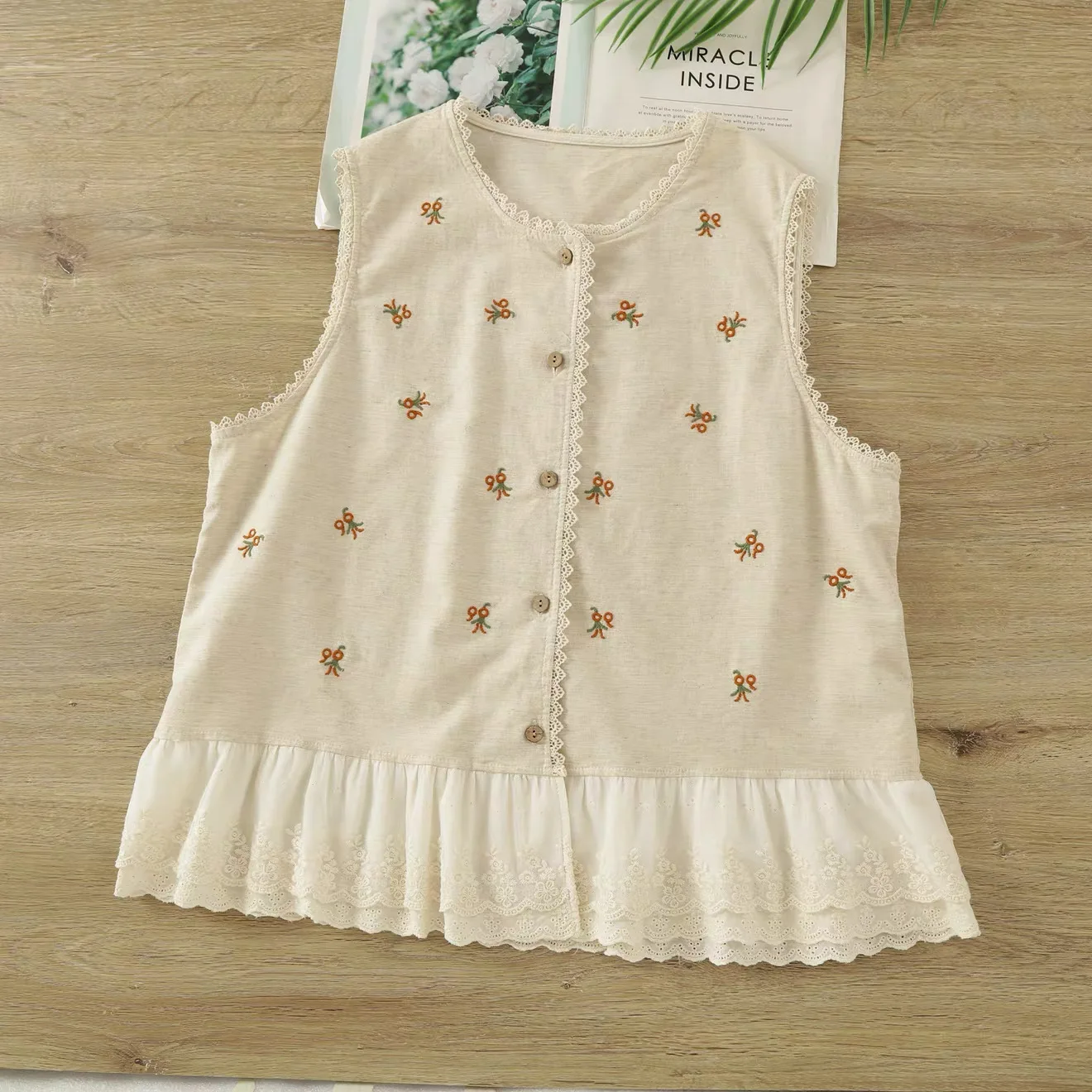 2026 Women's Lace Ruffle Cotton Linen Vest Mori Girl Japan Floral Embroidery Sleeveless Button Down Casual Waistcoat
2026 Women's Lace Ruffle Cotton Linen Vest Mori Girl Japan Floral Embroidery Sleeveless Button Down Casual Waistcoat