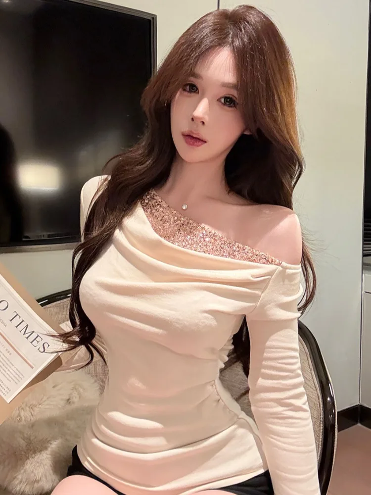 Shiny Sequin Shoulder Bared Long Sleeve Fake Two Piece Pure Desire Spicy Girl Autumn Winter New Style High Fashion Top Women
Shiny Sequin Shoulder Bared Long Sleeve Fake Two Piece Pure Desire Spicy Girl Autumn Winter New Style High Fashion Top Women