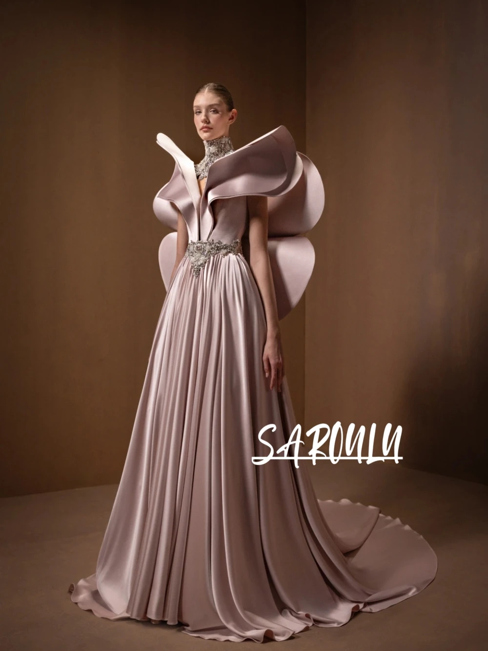 New Arrival Satin Evening Gown Unique 3D Structured Petal Shoulder High Neck Beaded Waist Flowy A-Line Formal Party Prom Dress
New Arrival Satin Evening Gown Unique 3D Structured Petal Shoulder High Neck Beaded Waist Flowy A-Line Formal Party Prom Dress