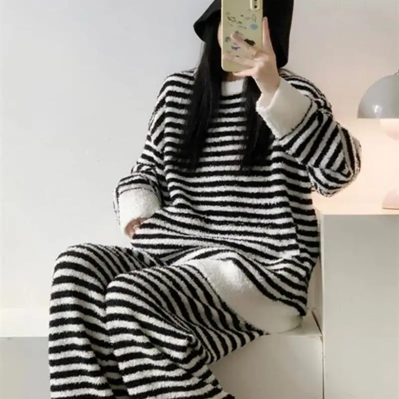 Пижамные комплекты принцессы из кораллового флиса для девочек с круглым вырезом, черно-белая полосатая одежда для отдыха, простая осенне-зимняя домашняя одежда, верхняя одежда
Пижамные комплекты принцессы из кораллового флиса для девочек с круглым вырезом, черно-белая полосатая одежда для отдыха, простая осенне-зимняя домашняя одежда, верхняя одежда