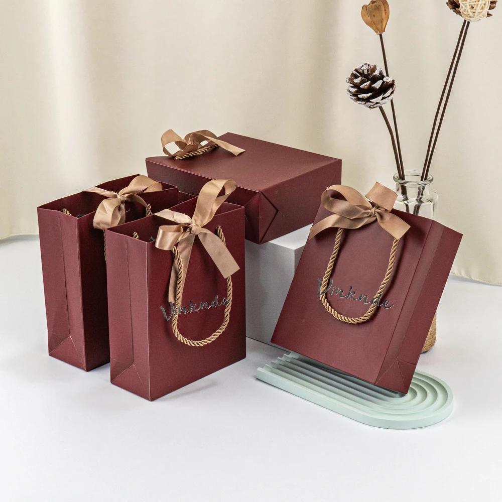 Print Logo Wine Red Pretty Kraft Gift Handle Bag Gold Ribbon Bow Present Box Books Party Wedding Favor Candy Packaging
Print Logo Wine Red Pretty Kraft Gift Handle Bag Gold Ribbon Bow Present Box Books Party Wedding Favor Candy Packaging