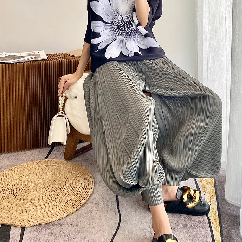 Плиссированные брюки Miyake, большие широкие шаровары с эластичным поясом, универсальные брюки с манжетами, японская уличная мода для женщин
Плиссированные брюки Miyake, большие широкие шаровары с эластичным поясом, универсальные брюки с манжетами, японская уличная мода для женщин