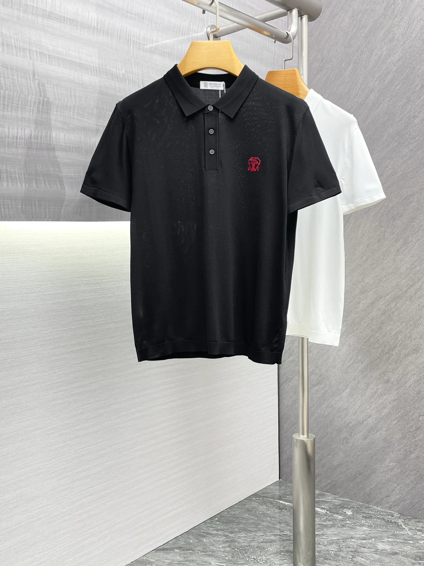 2024 DIKU Shirt Silk Men 2024 Summer New Short Sleeve Breathable Thin Embroidery Quality Big Size M-3XL
2024 DIKU Shirt Silk Men 2024 Summer New Short Sleeve Breathable Thin Embroidery Quality Big Size M-3XL