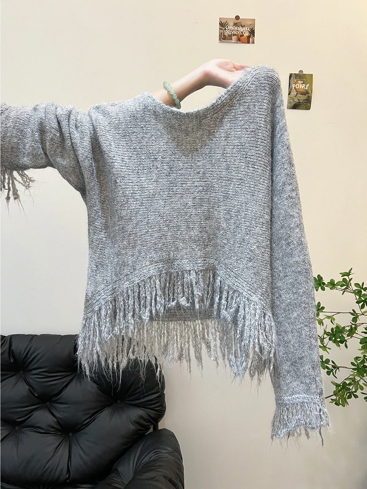 plus Size Women's Soft Grey Tassel V-Neck Knitted Sweater Casual Versatile Spring Autumn Top Loose Fit Korean Style
plus Size Women's Soft Grey Tassel V-Neck Knitted Sweater Casual Versatile Spring Autumn Top Loose Fit Korean Style