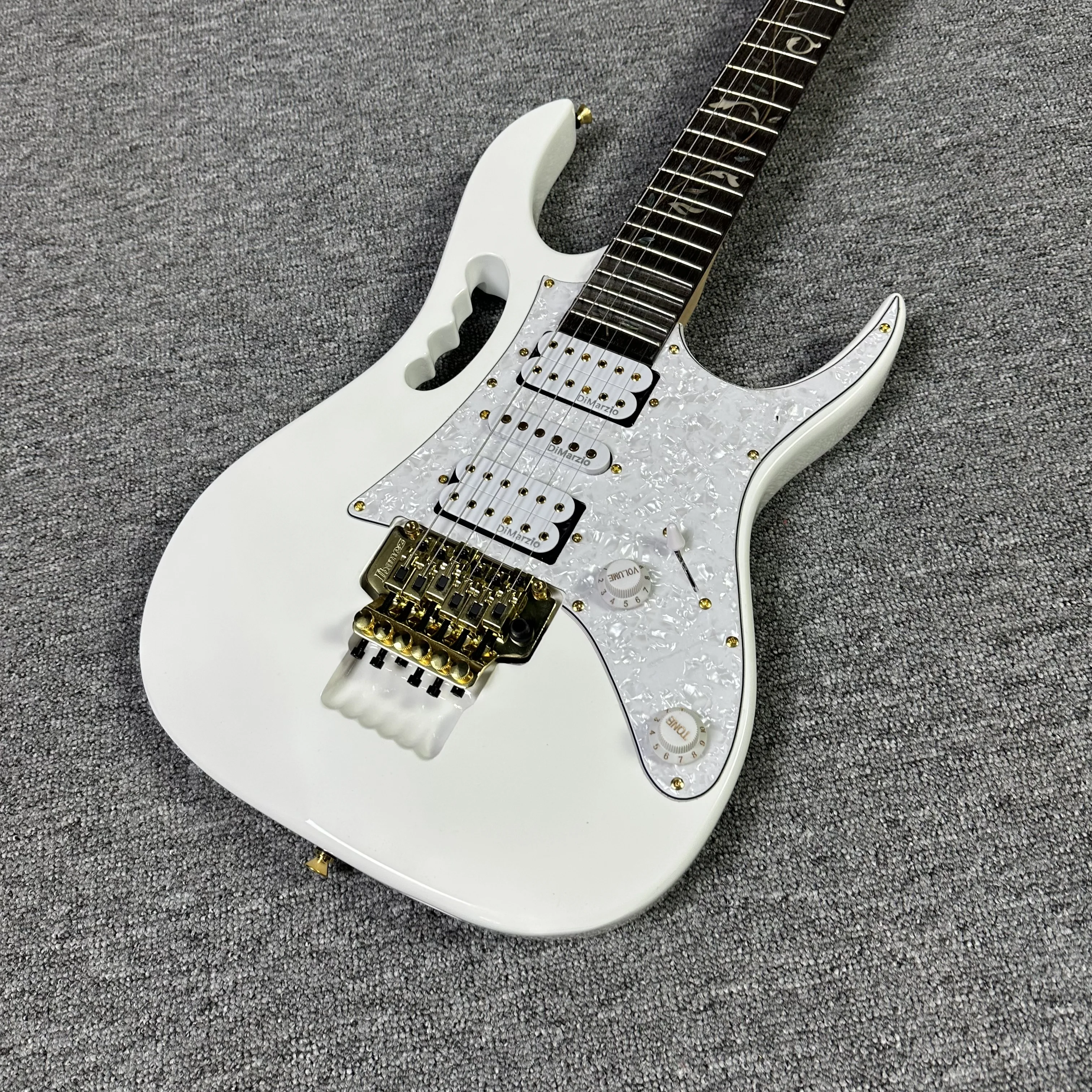 White 7V Electric Guitar Real Picture Mahoany Body Rosewood Fretboard Free Shipping
White 7V Electric Guitar Real Picture Mahoany Body Rosewood Fretboard Free Shipping