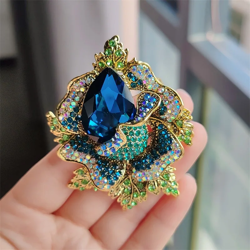 New Creative Crystal alloy inlaid with diamond flowers Brooches For Women 4Colors High Quality Brooch Pins Gifts
New Creative Crystal alloy inlaid with diamond flowers Brooches For Women 4Colors High Quality Brooch Pins Gifts