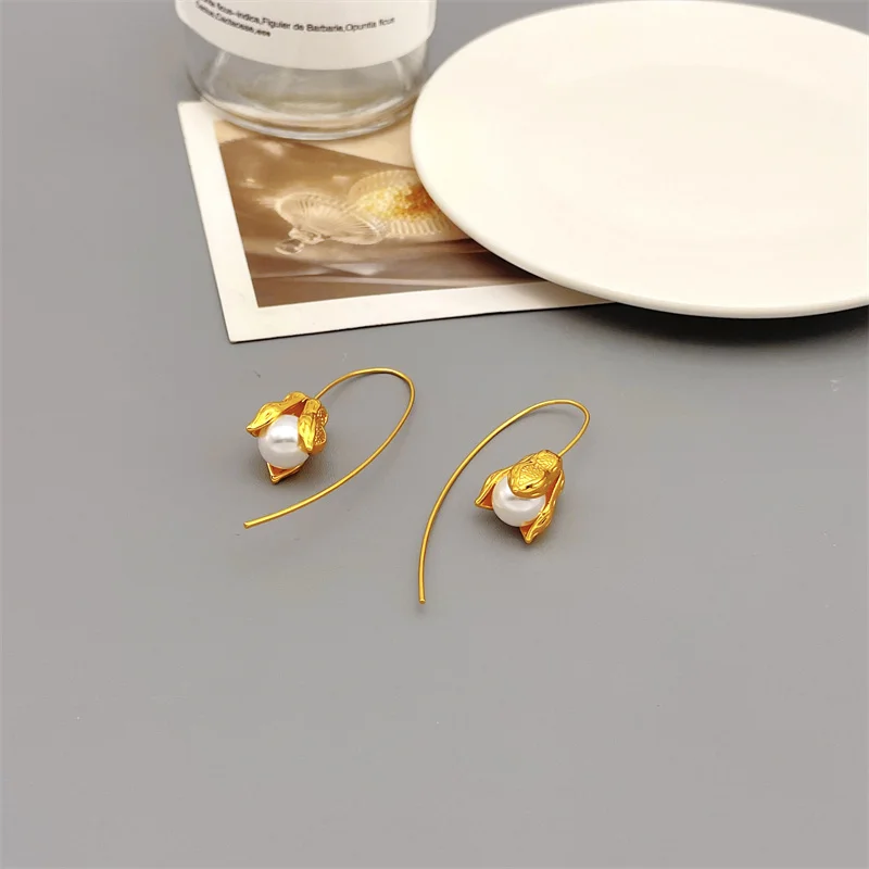 Korean New Retro Flower Shape Earrings For Women Inlaid Pearl Gentle Simple Earrings Plating 18k Gold Jewelry Wholesale
Korean New Retro Flower Shape Earrings For Women Inlaid Pearl Gentle Simple Earrings Plating 18k Gold Jewelry Wholesale