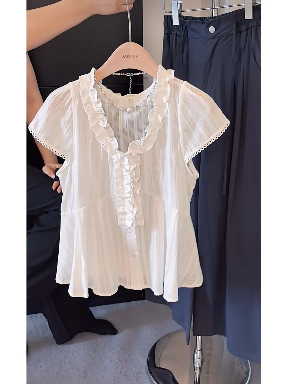 Sweet Lace Trim V-Neck Short Sleeve Shirt Women's Summer 2026 New White Youthful French Style Cotton Polyester Blend Top
Sweet Lace Trim V-Neck Short Sleeve Shirt Women's Summer 2026 New White Youthful French Style Cotton Polyester Blend Top