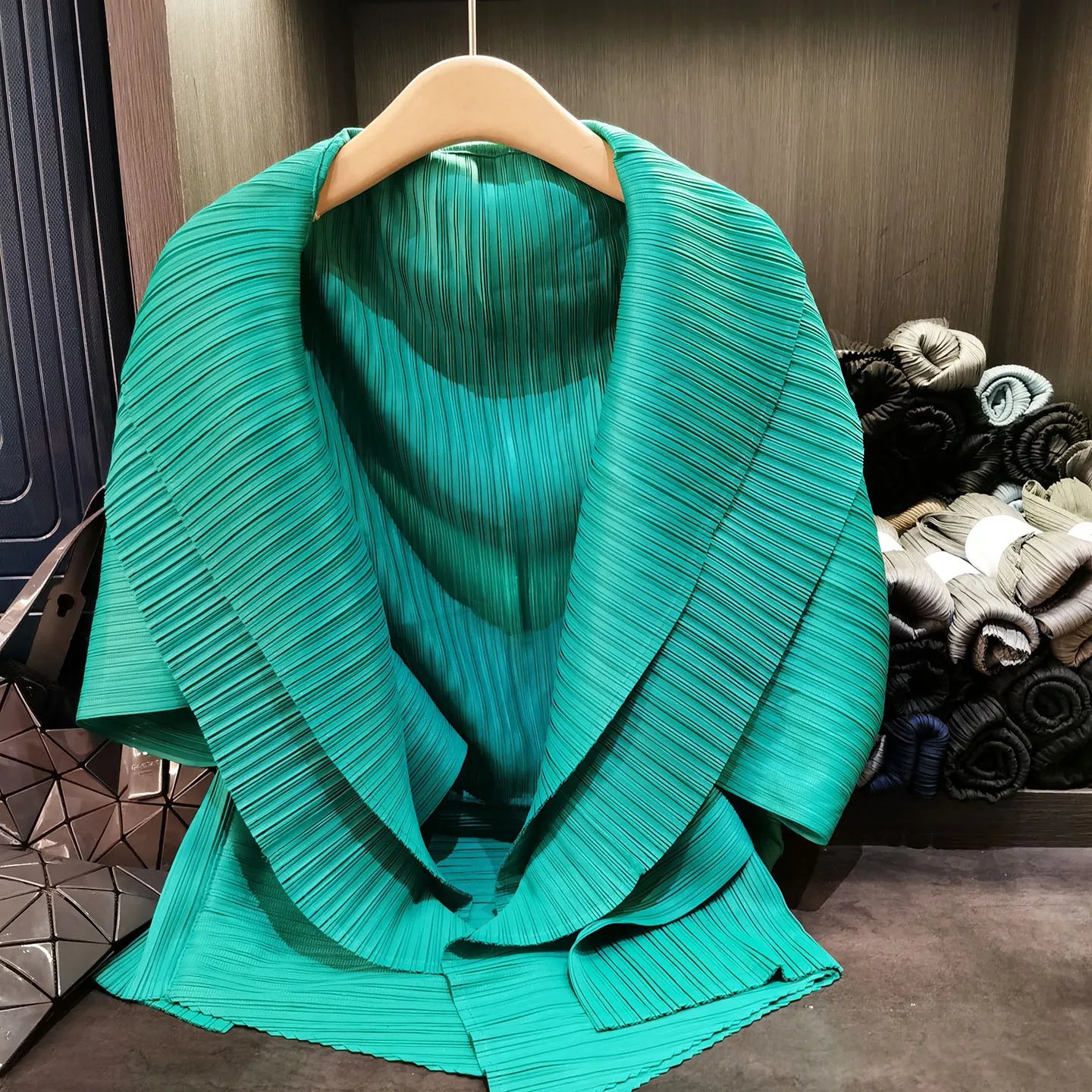 Плиссированная куртка Miyake, высококачественный нишевый дизайн, плиссированный топ, новинка 2025, свободная повседневная однотонная куртка нестандартной формы с большими лацканами
Плиссированная куртка Miyake, высококачественный нишевый дизайн, плиссированный топ, новинка 2025, свободная повседневная однотонная куртка нестандартной формы с большими лацканами