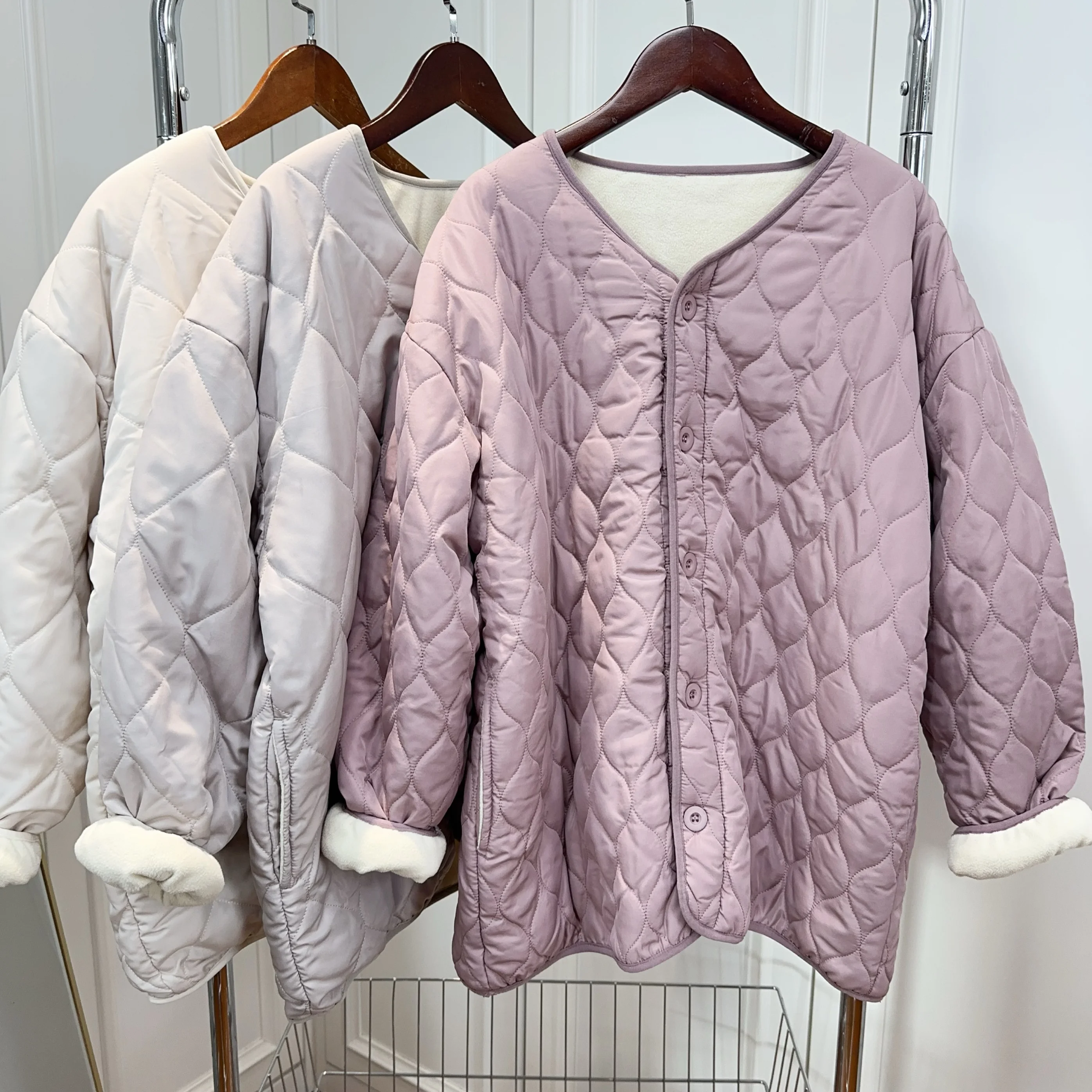 Новая осенне-зимняя женская утепленная куртка из хлопка с ромбовидным узором, свободного кроя, с круглым вырезом, повседневная, универсальная
Новая осенне-зимняя женская утепленная куртка из хлопка с ромбовидным узором, свободного кроя, с круглым вырезом, повседневная, универсальная