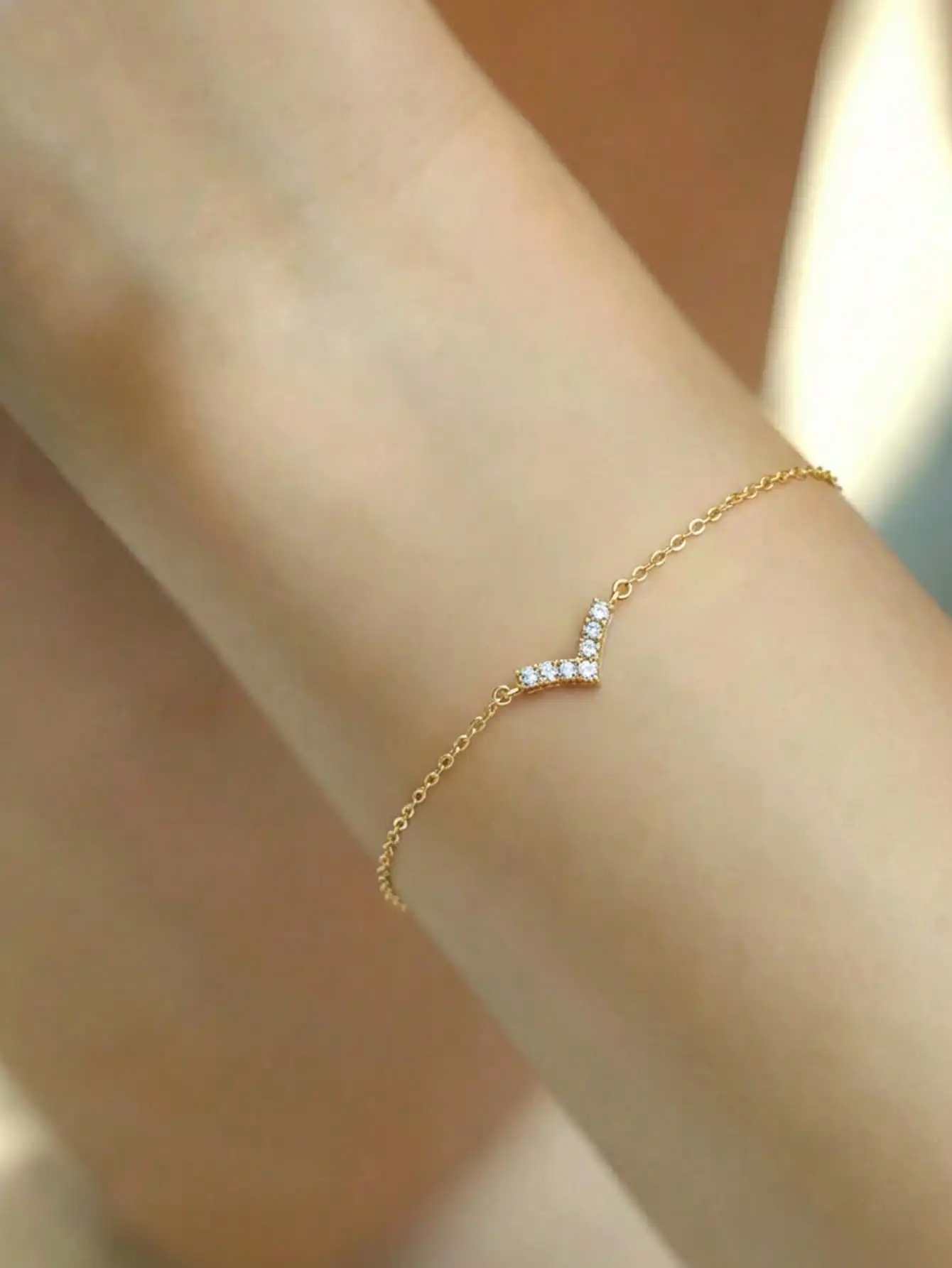 1pc S925 Sterling Silver V-Shaped Letter Rhinestone Inlaid Bracelet, Korean Fashion Minimalist Ins Cold Wind Niche Delicate Versatile Women Accessory, Suitable For Holiday Gifts And Casual Daily Wear
1pc S925 Sterling Silver V-Shaped Letter Rhinestone Inlaid Bracelet, Korean Fashion Minimalist Ins Cold Wind Niche Delicate Versatile Women Accessory, Suitable For Holiday Gifts And Casual Daily Wear