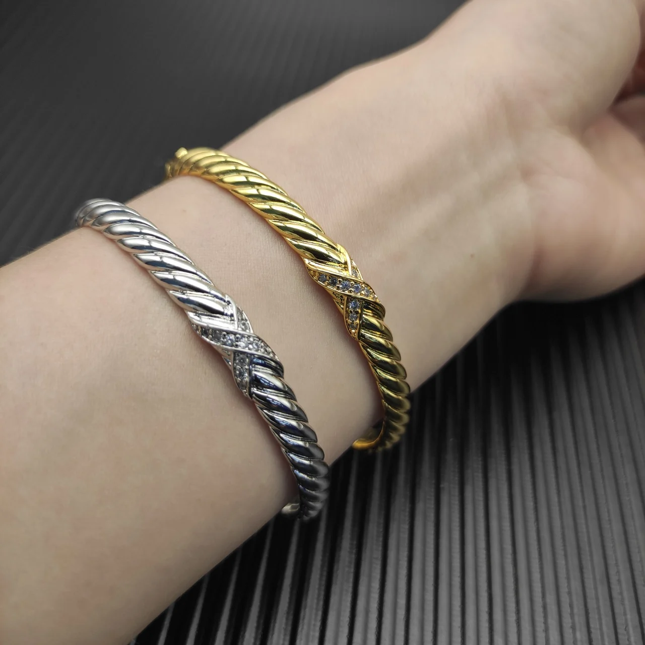 S925 Sterling Silver 6.2mm X Engraved Wave Bracelet Neutral Fashion Personality Classic Trend Retro Luxury Jewelry Party Gift
S925 Sterling Silver 6.2mm X Engraved Wave Bracelet Neutral Fashion Personality Classic Trend Retro Luxury Jewelry Party Gift