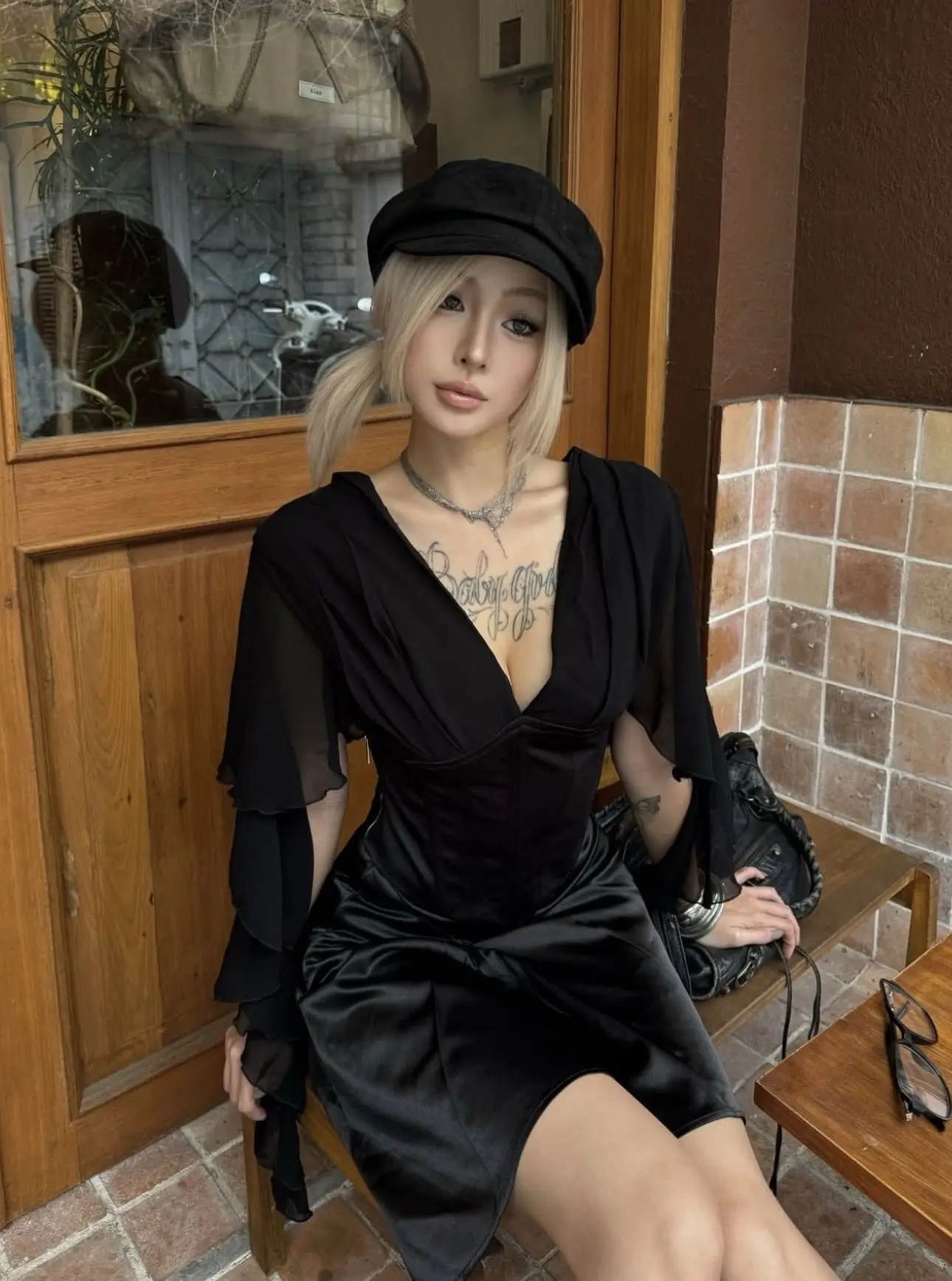 OUTFlT STUDIO Dark Style Women's Fashion Set V-neck Mesh Sleeve Waist-cinching Top Slimming Design Summer Outfit
OUTFlT STUDIO Dark Style Women's Fashion Set V-neck Mesh Sleeve Waist-cinching Top Slimming Design Summer Outfit