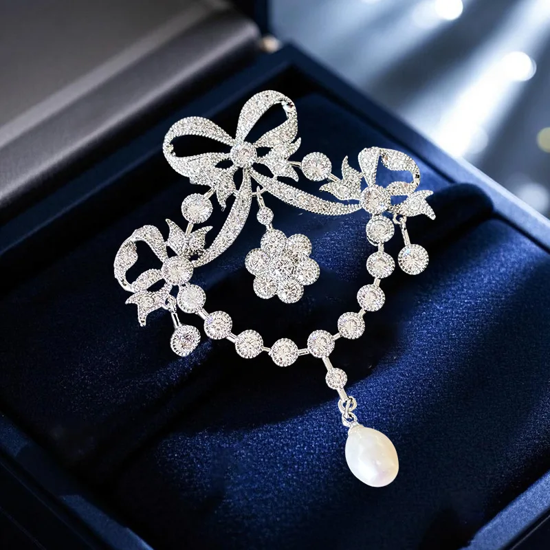 Elegant Retro Micro-inlaid Zircon Court Style Crown Broochpin Temperament Versatile Freshwater Pearl Corsage for Women's Decor
Elegant Retro Micro-inlaid Zircon Court Style Crown Broochpin Temperament Versatile Freshwater Pearl Corsage for Women's Decor