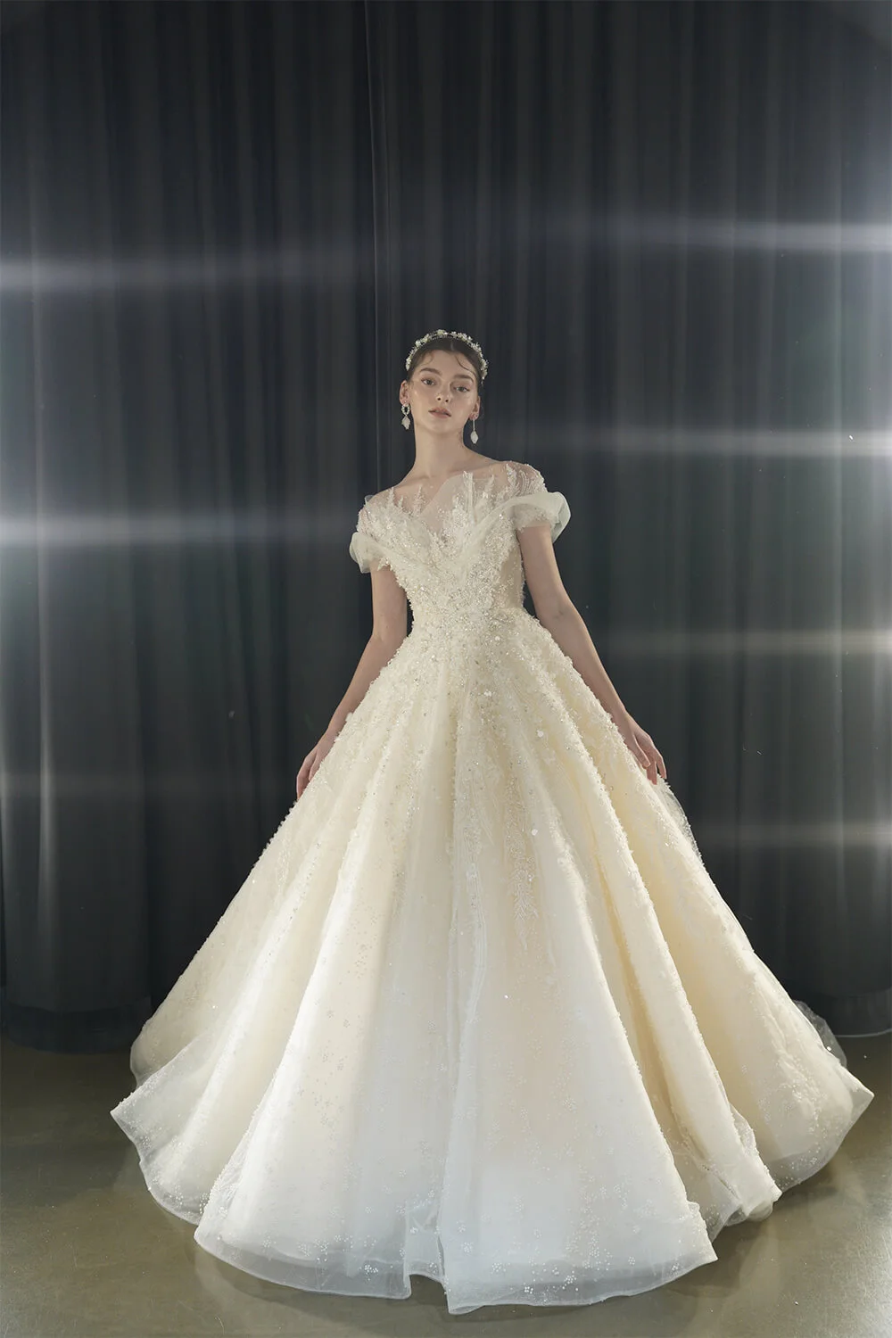 Custom White Bridal Gown with Shoulder Bared Design Lace Sequin Decoration Large Skirt Elegant Dreamy Glorious Wedding Dress
Custom White Bridal Gown with Shoulder Bared Design Lace Sequin Decoration Large Skirt Elegant Dreamy Glorious Wedding Dress