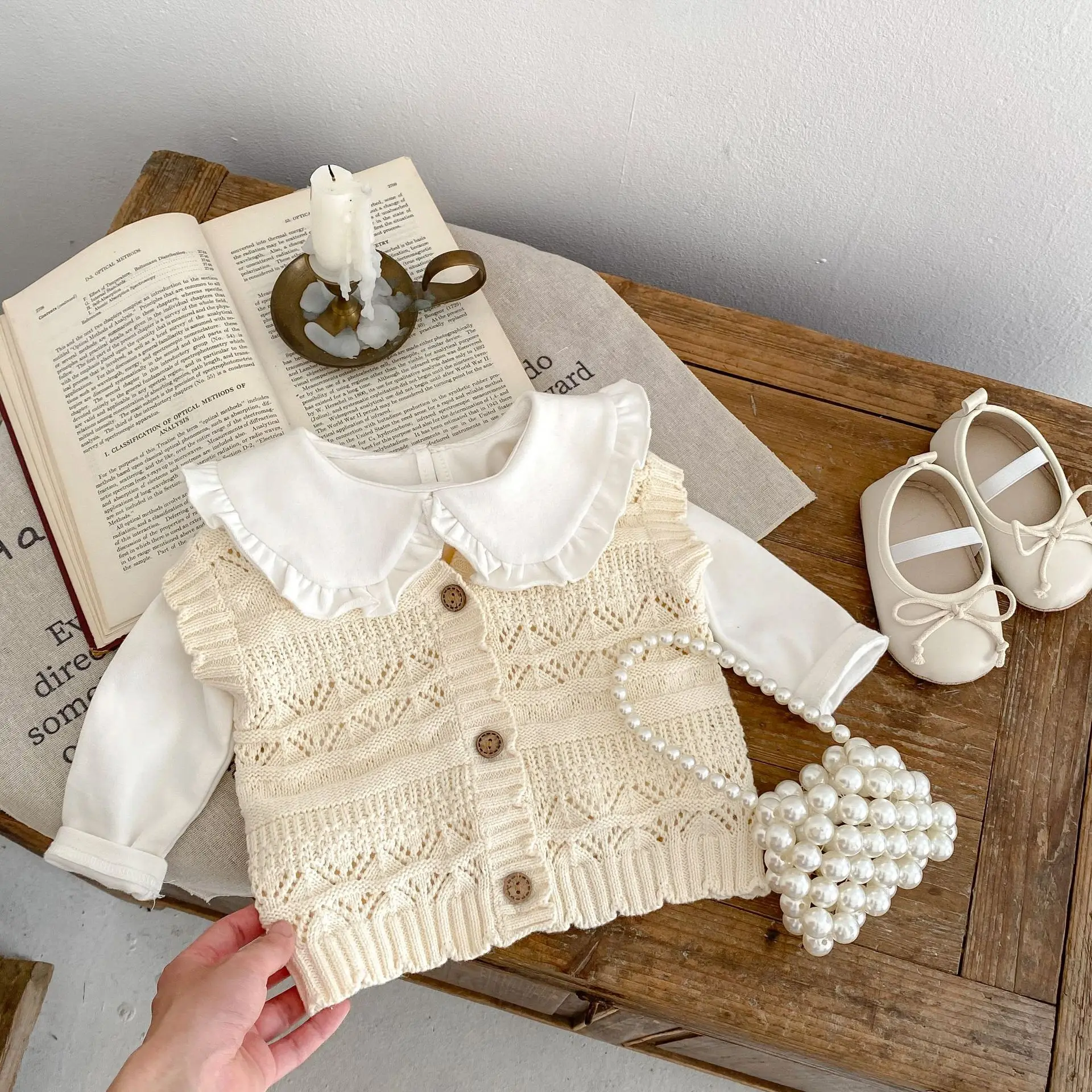 Autumn new 0-3 year old baby clothing, exquisite baby girl hook flower V-neck knitted cardigan, solid color knitted vest
Autumn new 0-3 year old baby clothing, exquisite baby girl hook flower V-neck knitted cardigan, solid color knitted vest