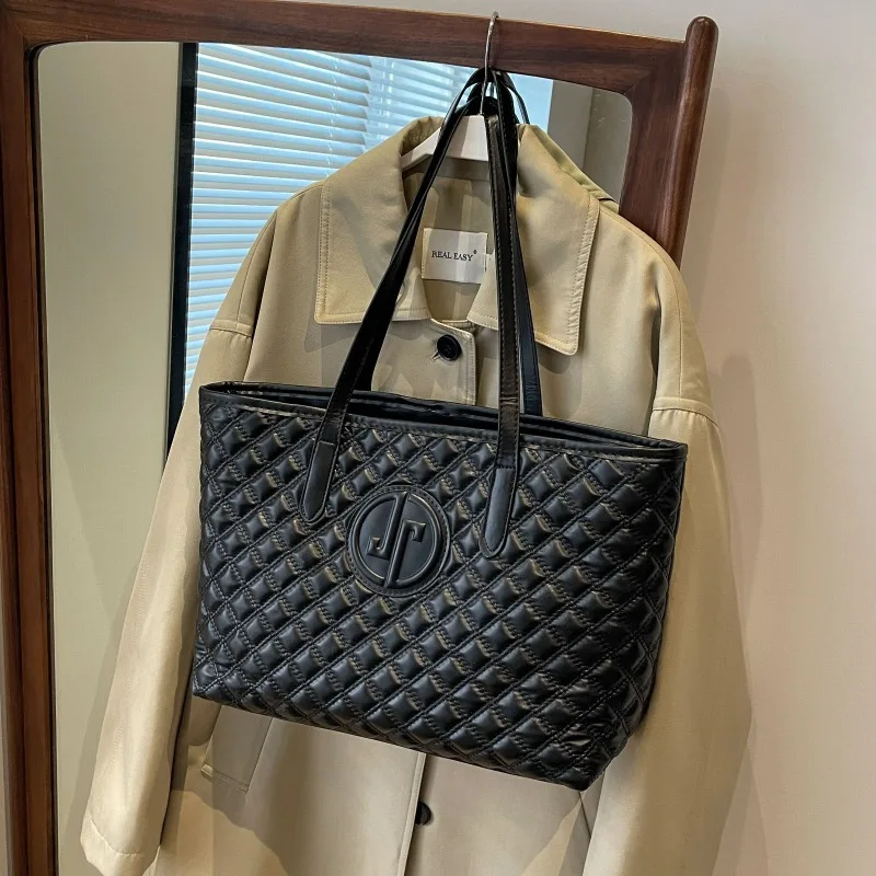 2025 FW New Women's Soft Leather Diamond Pattern Embroidered Spacious Tote Bag - Trendy Handheld Shoulder Crossbody Daily Carry
2025 FW New Women's Soft Leather Diamond Pattern Embroidered Spacious Tote Bag - Trendy Handheld Shoulder Crossbody Daily Carry