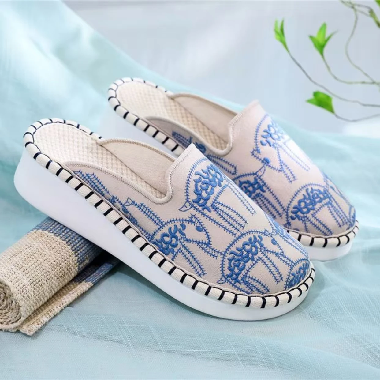 Women New Wedges Baotou Embroidered Cloth Slipper Lightweight Breathable Ethnic Style Soft Sole Comfortable Outdoor Half Slipper
Women New Wedges Baotou Embroidered Cloth Slipper Lightweight Breathable Ethnic Style Soft Sole Comfortable Outdoor Half Slipper